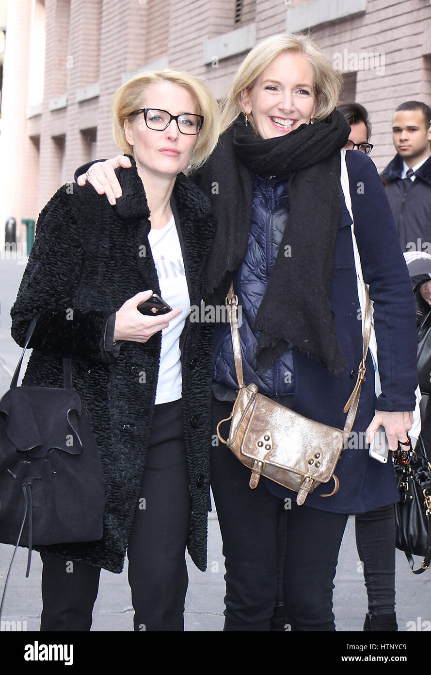 New York, NY, USA 13. März 2017 Gillian Anderson und Jennifer Nadel im View in New York City am 13. März 2017 Stockfoto