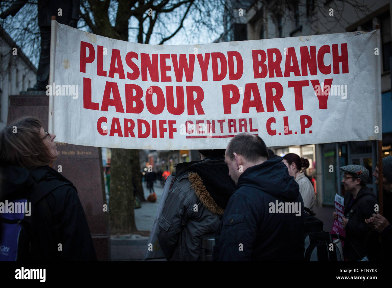 Cardiff, UK. 13. März 2017. Ein Notfall Protest fand statt, um EU-Bürger direkt zu bleiben im Vereinigten Königreich nach dem Austritt Referendum und der parlamentarischen Debatte zu verteidigen. Statt in Queen Street, Cardiff, wurde die Veranstaltung von EU-Bürgern derzeit leben in der Stadt sowie Aktivisten gerichtet. Bildnachweis: Taz Rahman/Alamy Live-Nachrichten Stockfoto