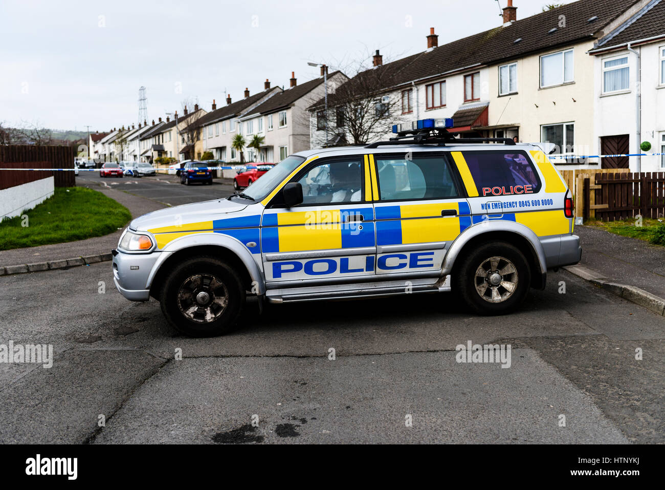 Antrim, Nordirland. 13/03/2017 - ein Mann in den 40ern wurde kritisch geschossen, während seine weißen Opel Insignia Auto fahren in der woodburn Immobilien von Carrickfergus. Er wird geglaubt, George "Geordie" Gilmore, UDA-Führer, der sich in einem lang andauernden Fehde verwickelt war. Stockfoto