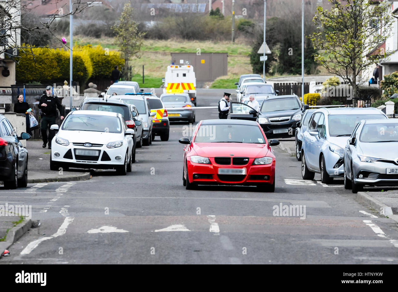 Antrim, Nordirland. 13/03/2017 - ein Mann in den 40ern wurde kritisch geschossen, während seine weißen Opel Insignia Auto fahren in der woodburn Immobilien von Carrickfergus. Er wird geglaubt, George "Geordie" Gilmore, UDA-Führer, der sich in einem lang andauernden Fehde verwickelt war. Stockfoto