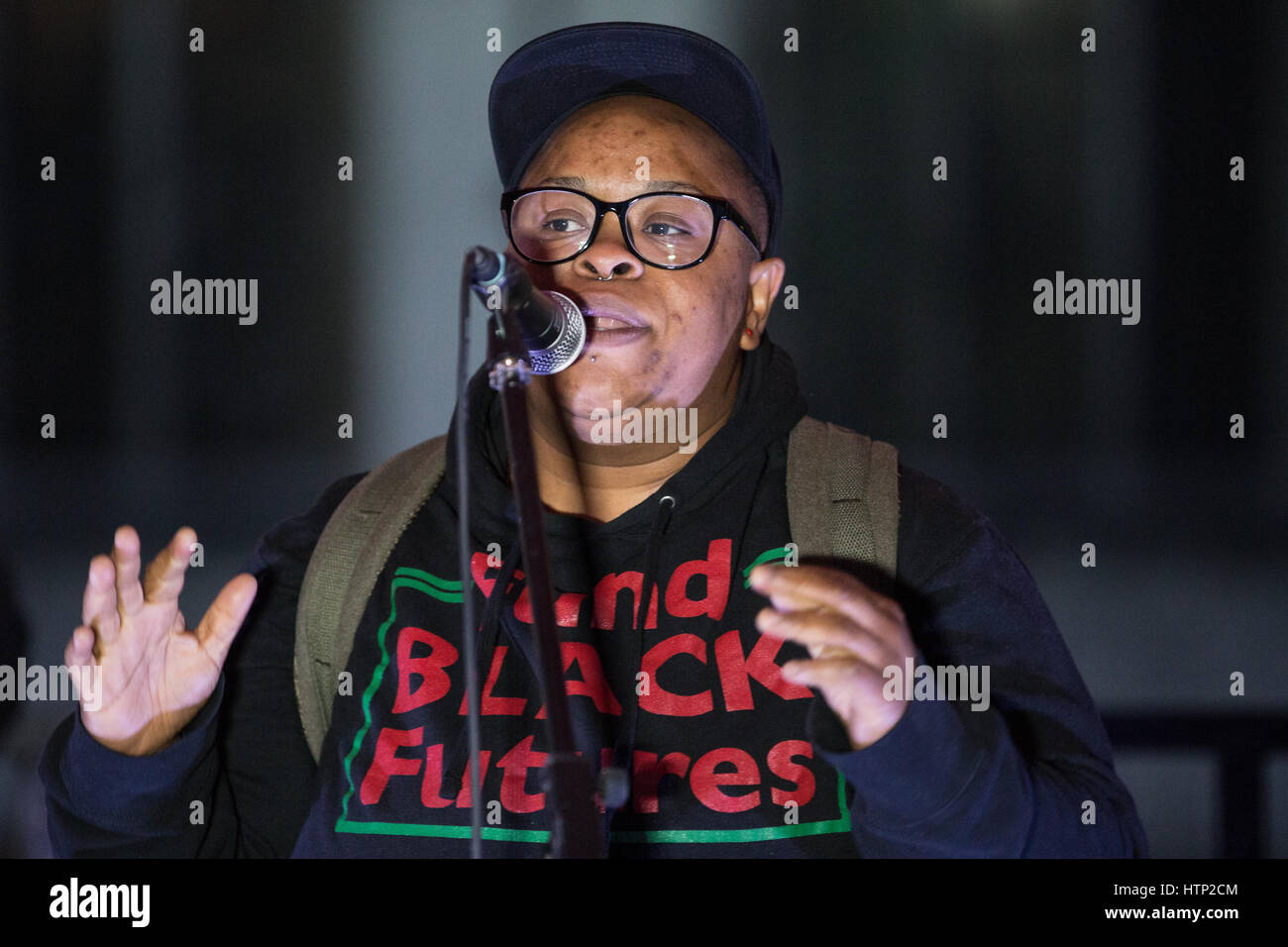 London, UK. 13. März 2017. Cazembe Jackson von Black lebt Angelegenheit Atlanta befasst sich mit einen Protest in Parliament Square in Verteidigung der EU-Bürger Recht, im Vereinigten Königreich zu bleiben, während Abgeordnete im House Of Commons-Debatte und Abstimmung darüber, ob der Austritt Gesetzentwurf unverändert passieren sollte zurück in das House Of Lords. Stockfoto