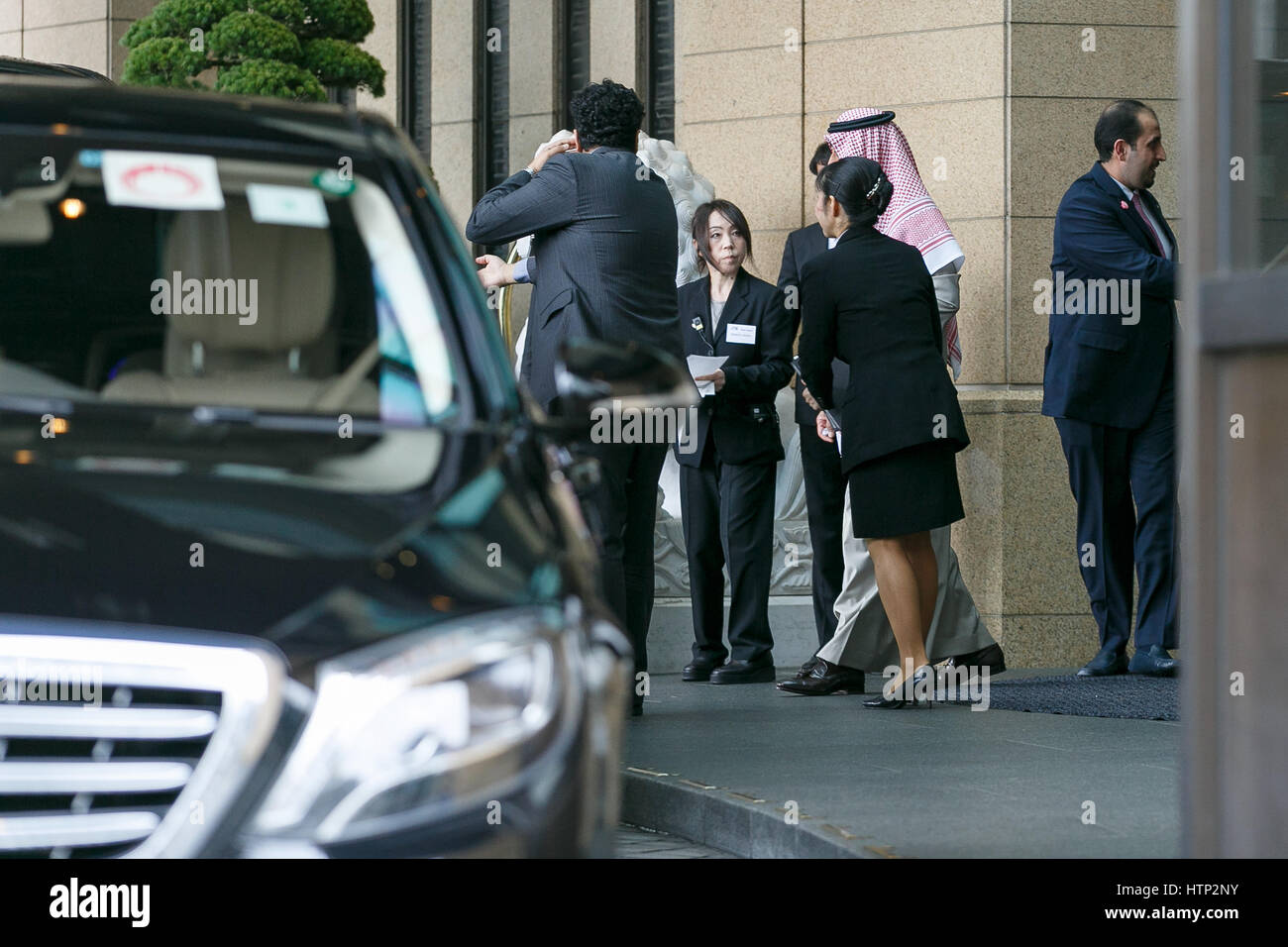 Tokio, Japan. 14. März 2017. Saudi-Arabiens König Salman bin Abdulaziz, verlässt ein Tokio Hotel am 14. März 2017, Tokio, Japan. König Salman ist in Japan für eine viertägige Handel besuchen, die erste in 46 Jahren Geschäftsbeziehungen zwischen den beiden Ländern zu festigen. Der König, der angeblich von 1000 Mitarbeiter begleitet wird, hat bereits mit Japans Ministerpräsident Shinzo Abe und Kronprinz Naruhito von Japan traf. Bildnachweis: Rodrigo Reyes Marin/AFLO/Alamy Live-Nachrichten Stockfoto