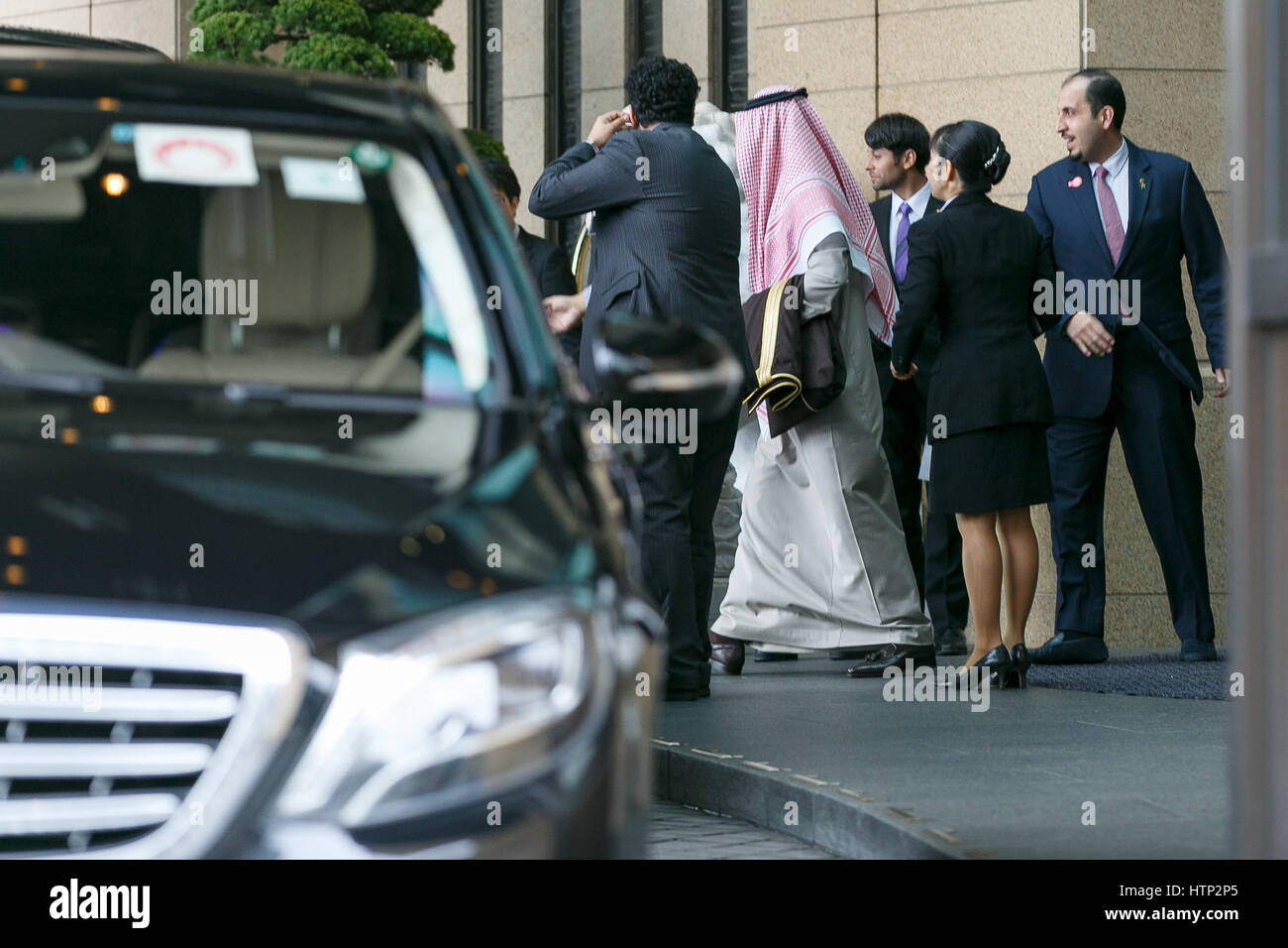 Tokio, Japan. 14. März 2017. Saudi-Arabiens König Salman bin Abdulaziz, verlässt ein Tokio Hotel am 14. März 2017, Tokio, Japan. König Salman ist in Japan für eine viertägige Handel besuchen, die erste in 46 Jahren Geschäftsbeziehungen zwischen den beiden Ländern zu festigen. Der König, der angeblich von 1000 Mitarbeiter begleitet wird, hat bereits mit Japans Ministerpräsident Shinzo Abe und Kronprinz Naruhito von Japan traf. Bildnachweis: Rodrigo Reyes Marin/AFLO/Alamy Live-Nachrichten Stockfoto