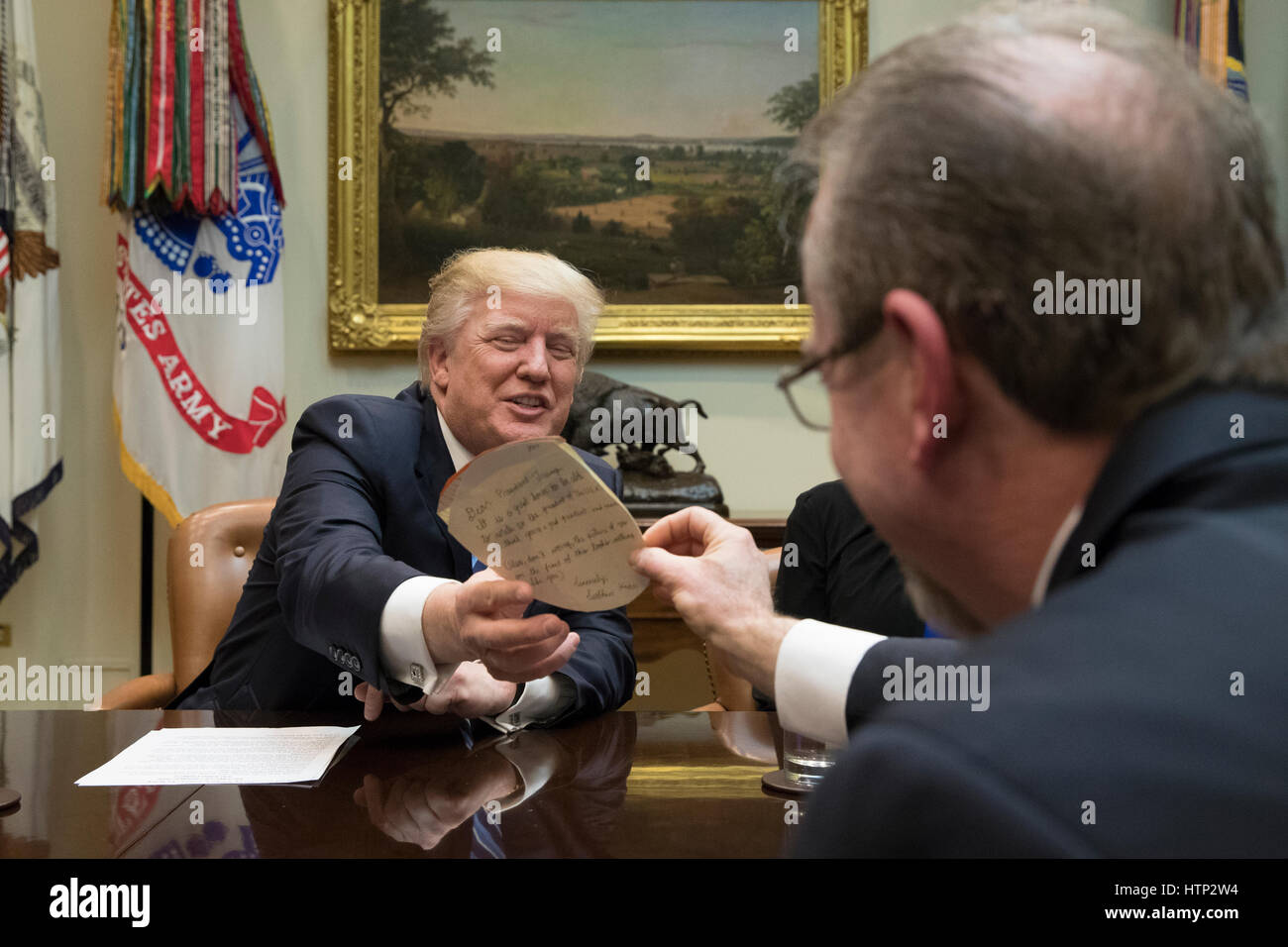 Washington DC, USA 13. März 2017 uns Präsident Donald J Trump (L) erhält eine Notiz und Zeichnung von Greg Knox (R) von Ohio, bei einem Treffen über die Gesundheitsversorgung im Roosevelt Room des weißen Hauses in Washington, DC, USA, 13. März 2017 die Haus-Republikaner Stockfoto