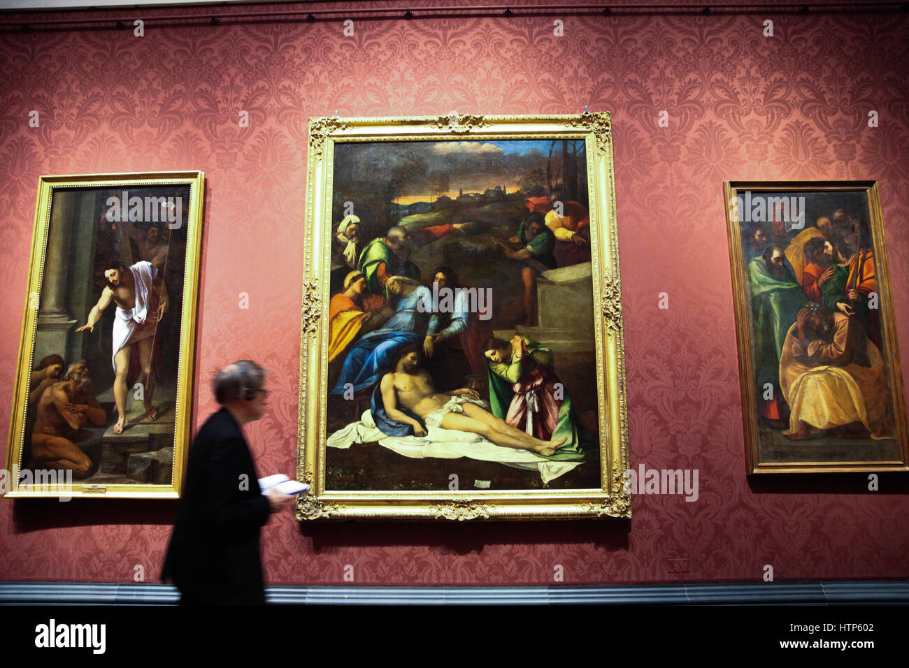 National Gallery, London, UK. 14. März 2017. Der Abstieg in die Limbo-1516, Wehklage über tote Christus 1516 und Christus den Aposteln 1612-16 (l, R). Die National Gallery präsentiert die erste Ausstellung der kreativen Partnerschaft zwischen Michelangelo (1475-1564) und Sebastian del Piombo (1485-1547) gewidmet. Die Ausstellung läuft vom 15. März bis 25. Juni 2017 Credit: Dinendra Haria/Alamy Live News Stockfoto