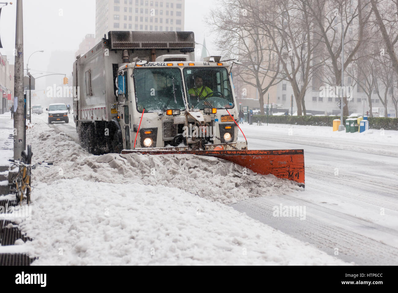 New York, USA. 14. März 2017. Schneepflüge im Stadtteil Chelsea in New York auf Dienstag, 14. März 2017. Ursprünglich vorhergesagt wie ein Schneesturm mit bis zu 20 Zoll Schnee Sturm seinen Kurs geändert hat und nur 4 bis 6 Zoll von Regen, Schneeregen und Schnee zu erwarten sind, natürlich begleitet von heulenden Winde. (© Richard B. Levine) Bildnachweis: Richard Levine/Alamy Live-Nachrichten Stockfoto