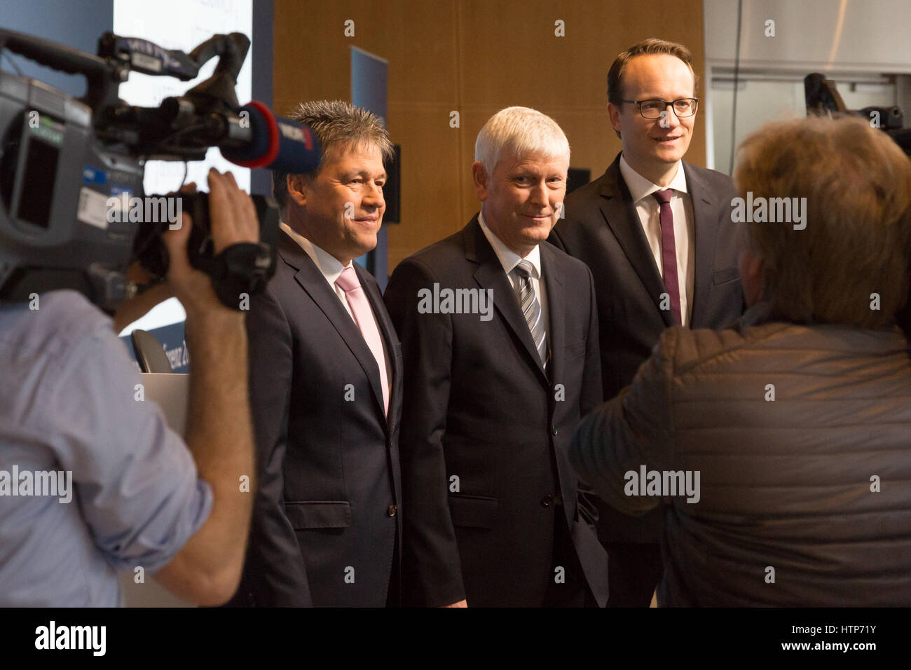 Essen, Deutschland. 14. März 2017. RWE AG-Bilanz-Pressekonferenz: LtoR RWE Personalvorstand Uwe Tigges, CEO Rolf Martin Schmitz und CFO Markus Krebber. Bildnachweis: Jürgen Schwarz/Alamy Live-Nachrichten Stockfoto