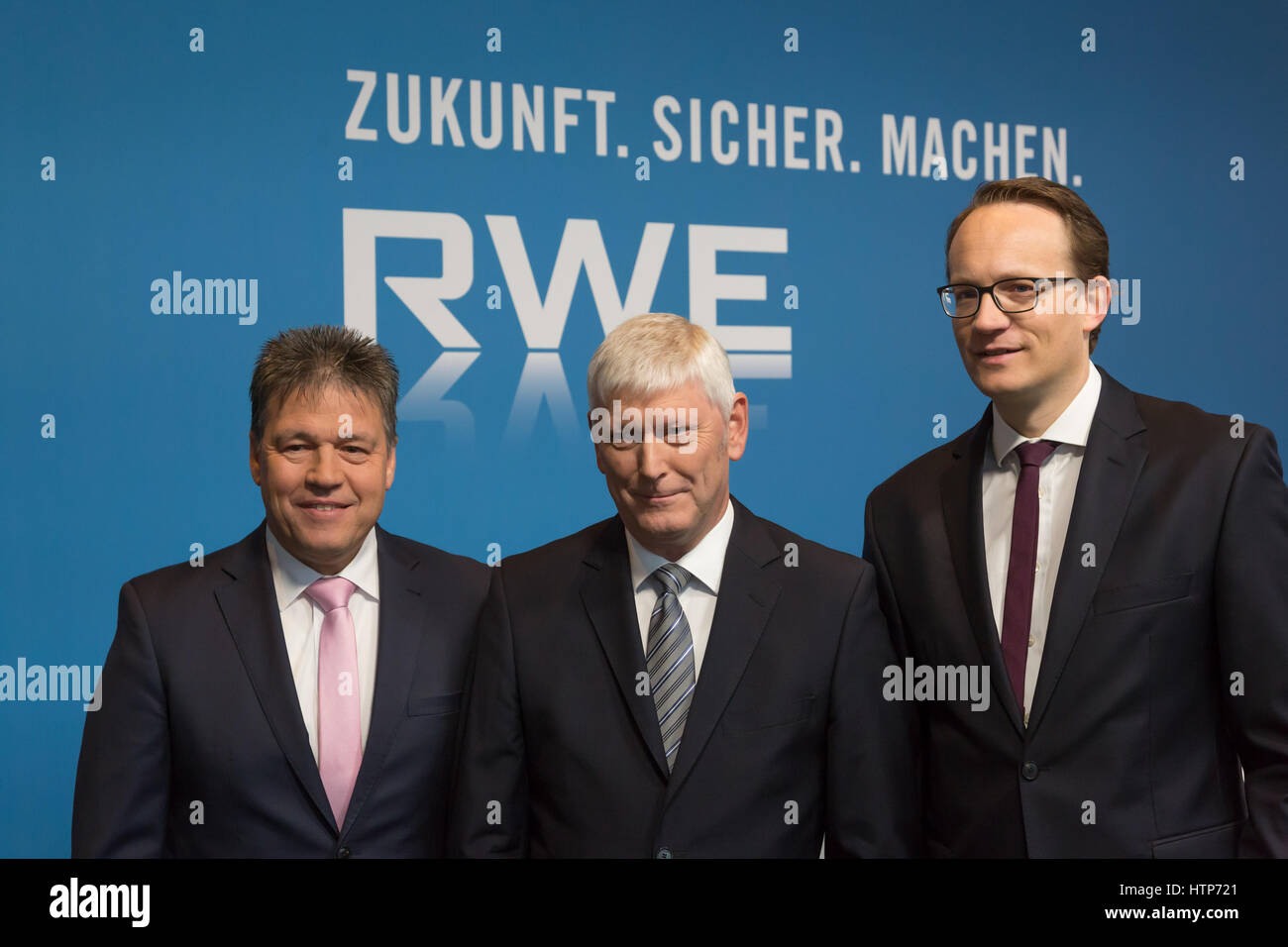 Essen, Deutschland. 14. März 2017. RWE AG-Bilanz-Pressekonferenz: LtoR RWE Personalvorstand Uwe Tigges, CEO Rolf Martin Schmitz und CFO Markus Krebber. Bildnachweis: Jürgen Schwarz/Alamy Live-Nachrichten Stockfoto