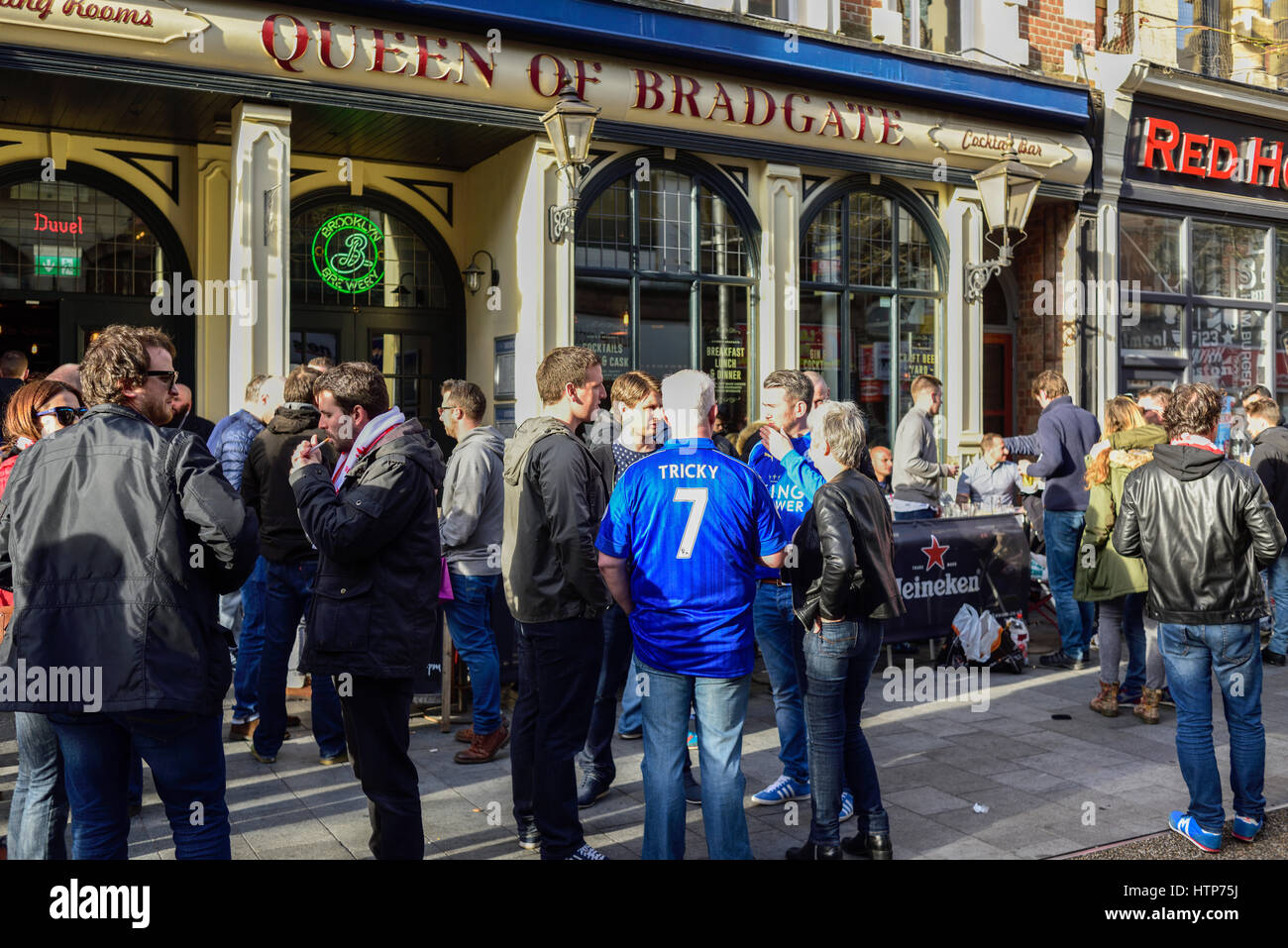 Leicester, UK. 14. März 2017. Tausende von spanischen Sevilla Fußballfans füllen die High Street und Jubilee Square vor das heutige Spiel in der Championsleague gegen Leicester City. Probleme beim flammte außerhalb zum Zentrum Pubs der Stadt zwischen den rivalisierenden Fans. Bildnachweis: Ian Francis/Alamy Live-Nachrichten Stockfoto