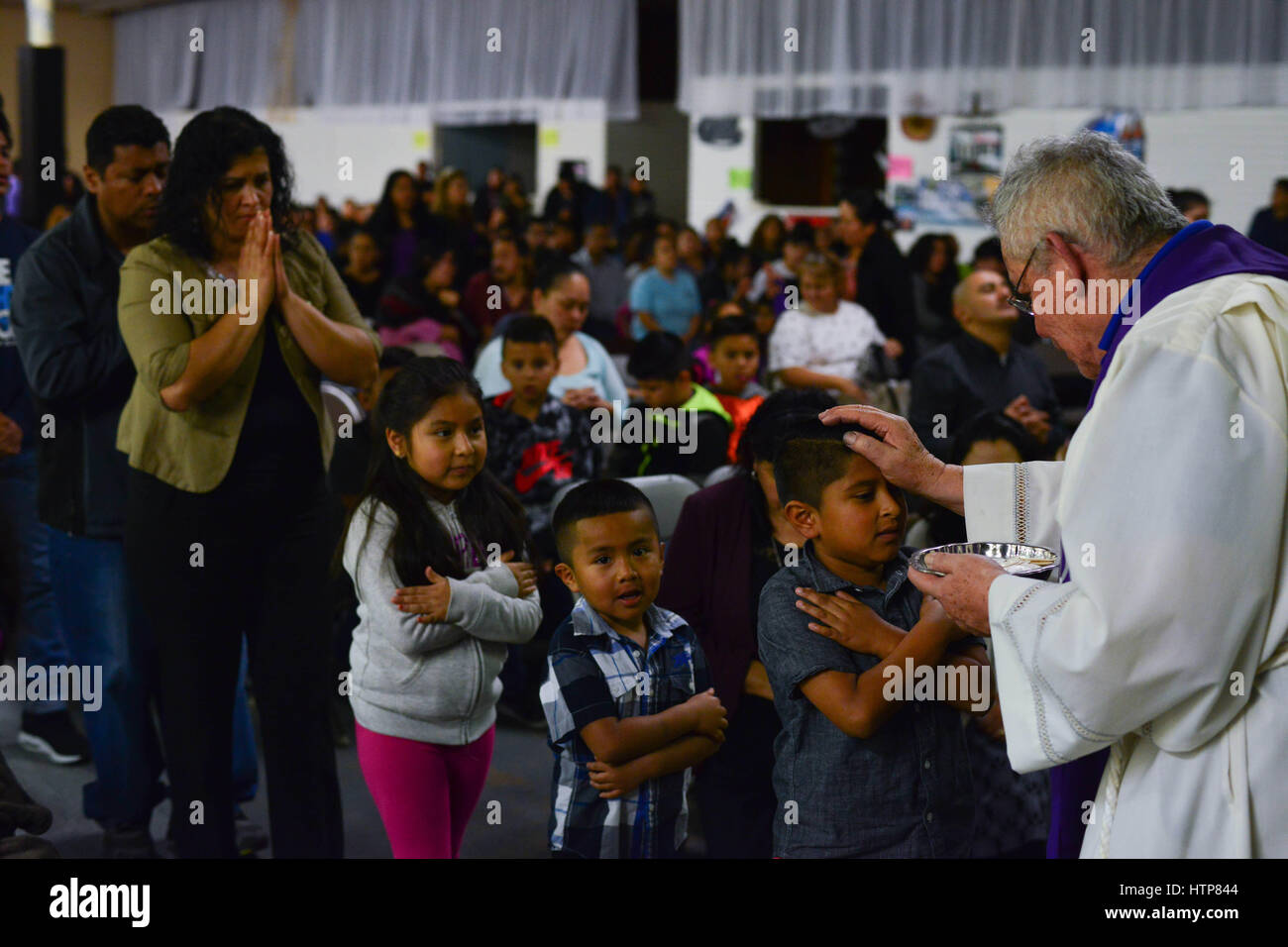 Gainesville, Georgia, USA. 1. März 2017. Hunderte von mexikanischen Einwanderern--dokumentiert und undokumentierte--nehmen Sie Gemeinschaft in der Mission Juan Pablo II Kirche in Gainesville, Georgia, wo Einwanderung Razzien, Polizei-Stationen und Kontrollpunkte geworden häufiger während der Trump-Administration, Erhöhung der Ängste unter den langjährigen Bewohnern der Stadt, dass sie abgeschoben werden könnten. Als Reaktion darauf hat die Kirche begonnen Vereine, Fahrten zu geben, die Führerscheine, fehlt, bietet rechtliche Beratung und hosting Besuche des mexikanischen konsularischen Beamten zu organisieren. (Bild Kredit: © Miguel Juarez Lugo über Stockfoto