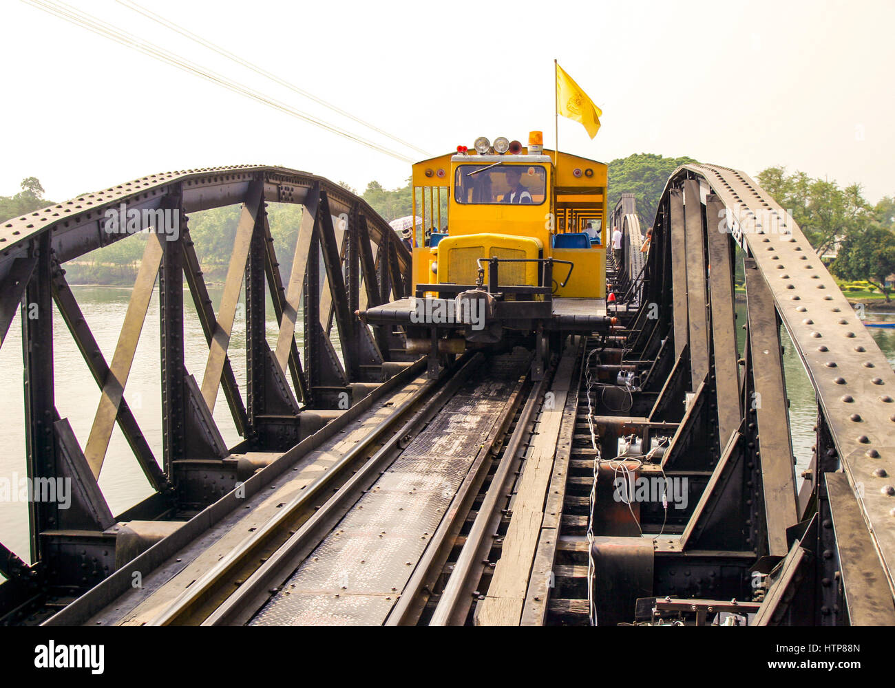 Provinz Kanchanaburi, Thailand. 15. November 2006. Eine Bahn kreuzt die berühmte Brücke am River Kwai, jetzt eine wichtige touristische Attraktion. Es überspannt den Fluss Kwae Yai in der Provinz Kanchanaburi, Thailand, seine Popularität aufgrund der fiktiven 1957-Film die Brücke am River Kwai. Während WW 2 gebaut in 1942'', "43 von britischen Kriegsgefangenen, Teil des berüchtigten Thai-Burma-Eisenbahn, mit elf Stahl Spannweiten auf Betonsäulen, die gebogene Spannen sind 1943 Originale, 2 geraden spannen ersetzt, im Jahr 1945 durch US-Bomben beschädigt. Bildnachweis: Arnold Drapkin/ZUMA Draht/Alamy Live-Nachrichten Stockfoto