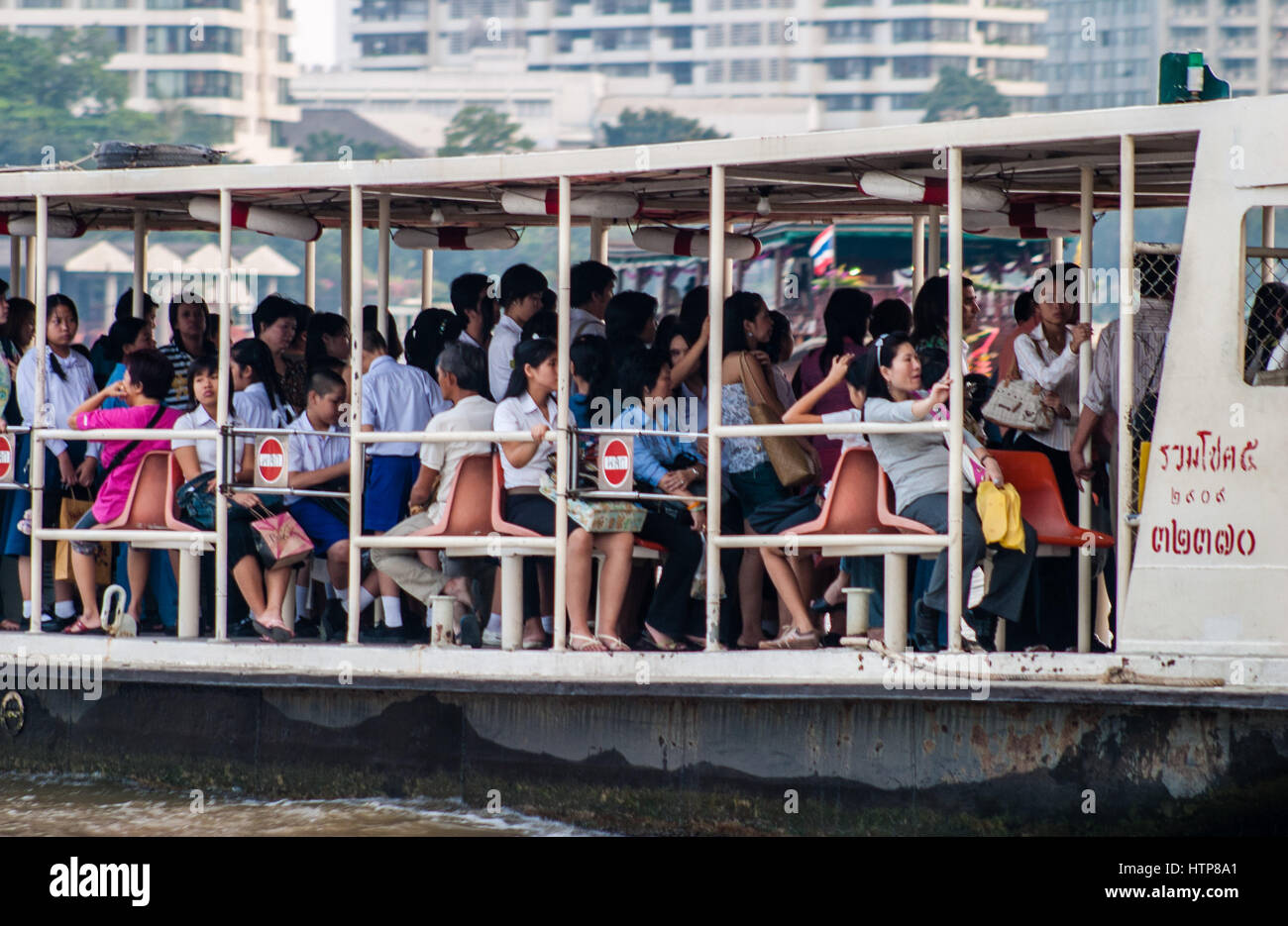 Bangkok, Thailand. 15. November 2006. Eine überfüllte Passagierfähre auf dem Chao Phraya River, dem legendären Fluss der Könige, das durch Bangkok fließt. Thailand ist ein beliebtes Touristenziel geworden. Bildnachweis: Arnold Drapkin/ZUMA Draht/Alamy Live-Nachrichten Stockfoto