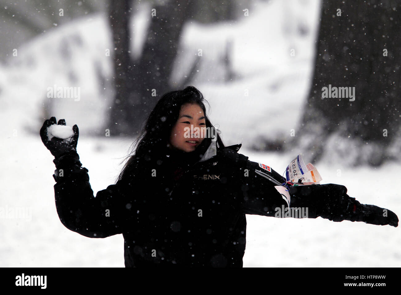 New York, Vereinigte Staaten von Amerika. 14. März 2017. Eine Frau wirft einen Schneeball an ihr Begleiter im New Yorker Central Park während eines Schneesturms am 14. März 2017, die voraussichtlich mehr als zwei Füße von Schnee in die Stadt bringen aber nur 7 Zoll gebracht. Die Schulen geschlossen und die Stadt war relativ leise wie viele blieb zu Hause, aber einige wagten sich selbst im Park zu genießen. Bildnachweis: Adam Stoltman/Alamy Live-Nachrichten Stockfoto