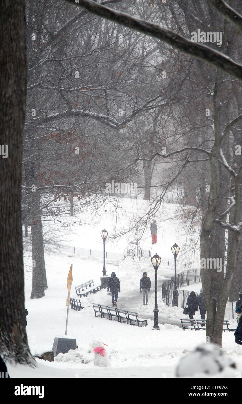 New York, Vereinigte Staaten von Amerika. 14. März 2017. Die Menschen gehen durch den New Yorker Central Park während eines Schneesturms am 14. März 2017, die voraussichtlich mehr als zwei Füße von Schnee in die Stadt bringen aber nur 7 Zoll gebracht. Die Schulen geschlossen und die Stadt war relativ leise wie viele blieb zu Hause, aber einige wagten sich selbst im Park zu genießen. Bildnachweis: Adam Stoltman/Alamy Live-Nachrichten Stockfoto