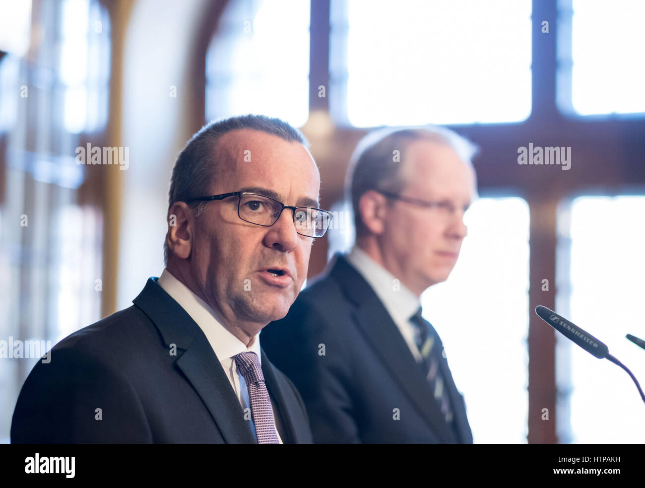 Hannover, Deutschland. 16. März 2017. Geben Sie Innenminister Boris Pistorius (beide SPD, l) und Hannovers Oberbürgermeister Stefan Schostok in der City Hall in Hannover, Deutschland, 16. März 2017 zu sprechen. Sie sprechen auf einer Pressekonferenz auf der Veranstaltung der UETD (Union der türkischen EVP) Foto: Peter Steffen/Dpa/Alamy Live News Stockfoto