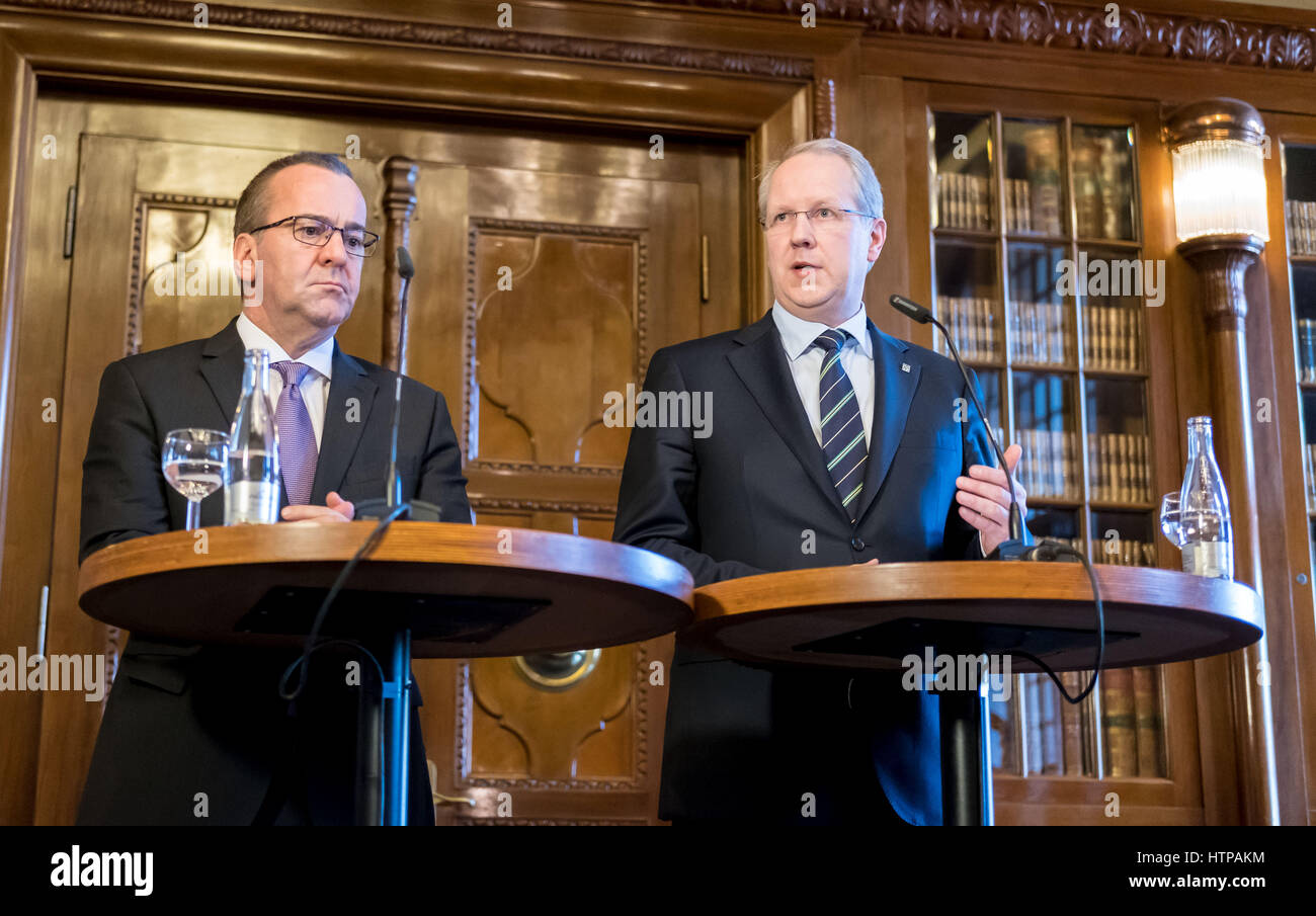 Hannover, Deutschland. 16. März 2017. Innenminister Boris Pistorius (beide SPD, l) und Hannovers Oberbürgermeister Stefan Schostok in der City Hall in Hannover, Deutschland, 16. März 2017 zu sprechen. Sie sprechen auf einer Pressekonferenz auf der Veranstaltung der UETD (Union der türkischen EVP) Foto: Peter Steffen/Dpa/Alamy Live News Stockfoto