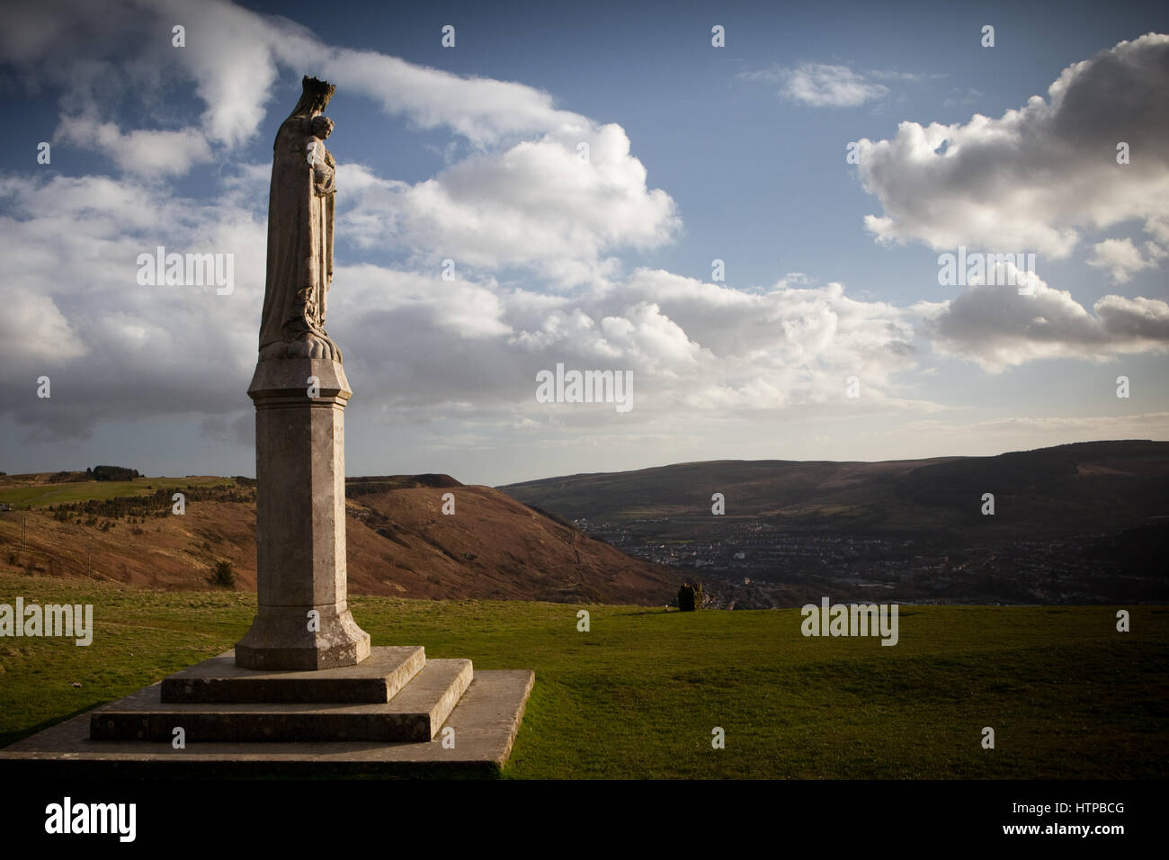 Statue von Maria und Jesus, Penrhys, Rhondda Cynon Taf, Wales, Vereinigtes Königreich Stockfoto