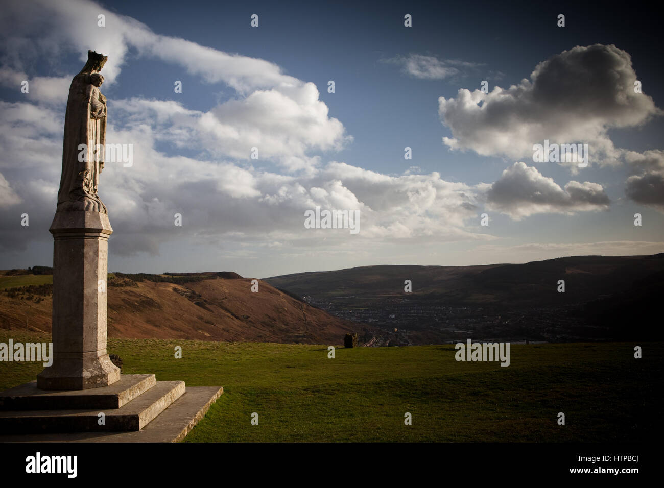 Statue von Maria und Jesus, Penrhys, Rhondda Cynon Taf, Wales, Vereinigtes Königreich Stockfoto