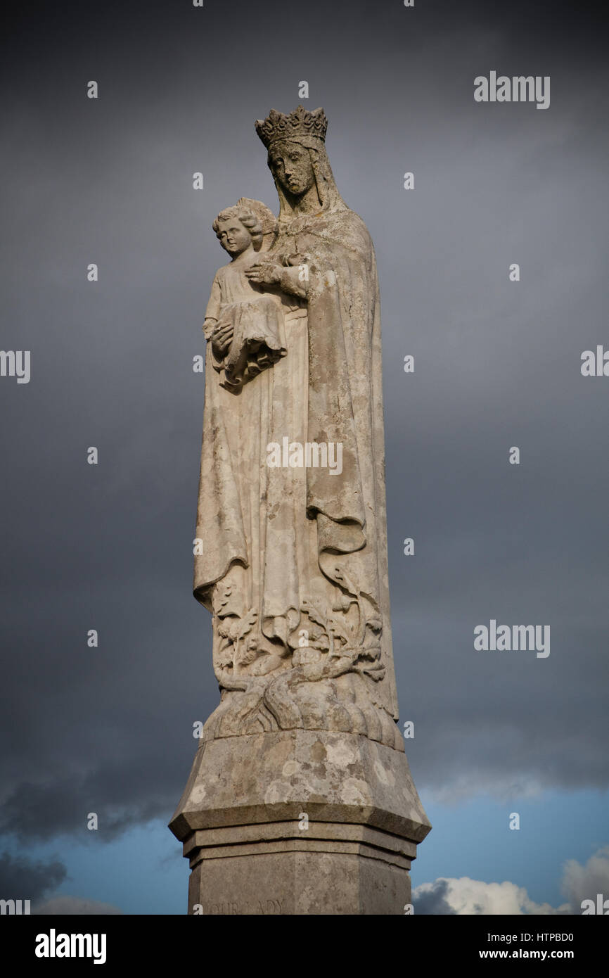 Statue von Maria und Jesus, Penrhys, Rhondda Cynon Taf, Wales, Vereinigtes Königreich Stockfoto