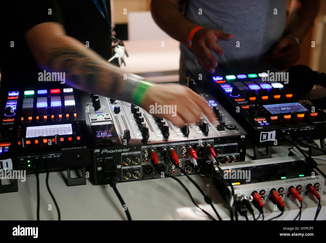 Musik-Geräte und Ausrüstungen auf Sonar erweiterte Musik und Kunst Festival in Barcelona, Spanien Stockfoto