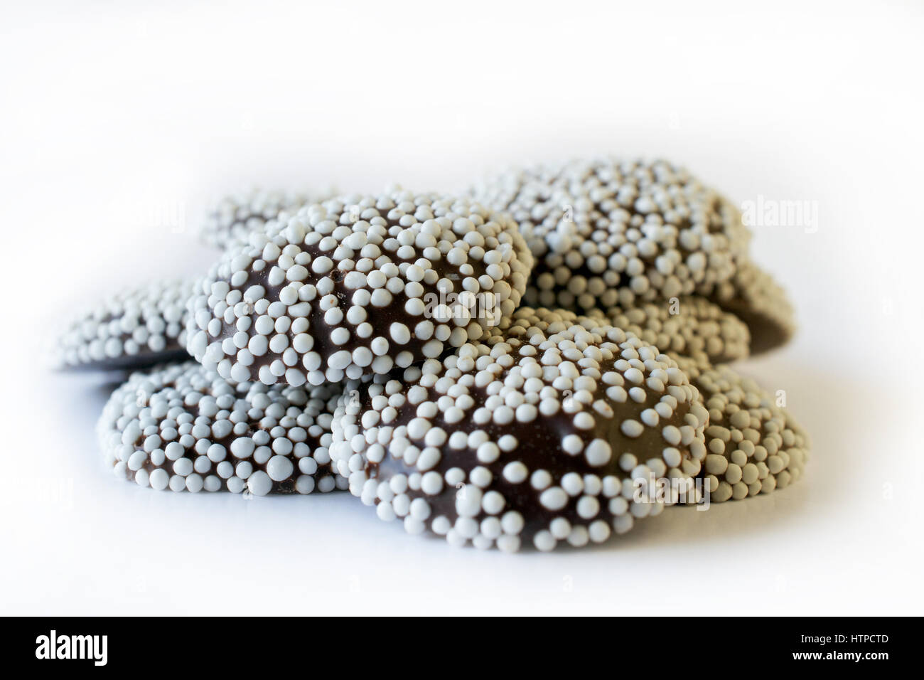 Eine Reihe von Dark Chocolate Intendantin auf weißem Hintergrund Stockfoto