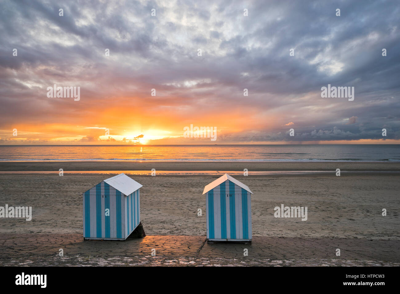 Kabinen und Strand Hauben auf den Strand von Neufchatel-Hardelot, Pas-De-Calais, Frankreich Stockfoto