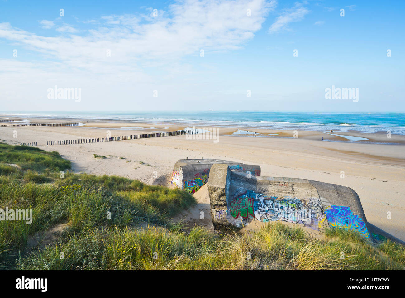 alt und zerstörten Atlantikwall Bunker sind heute mit bunten Graffiti verziert Stockfoto