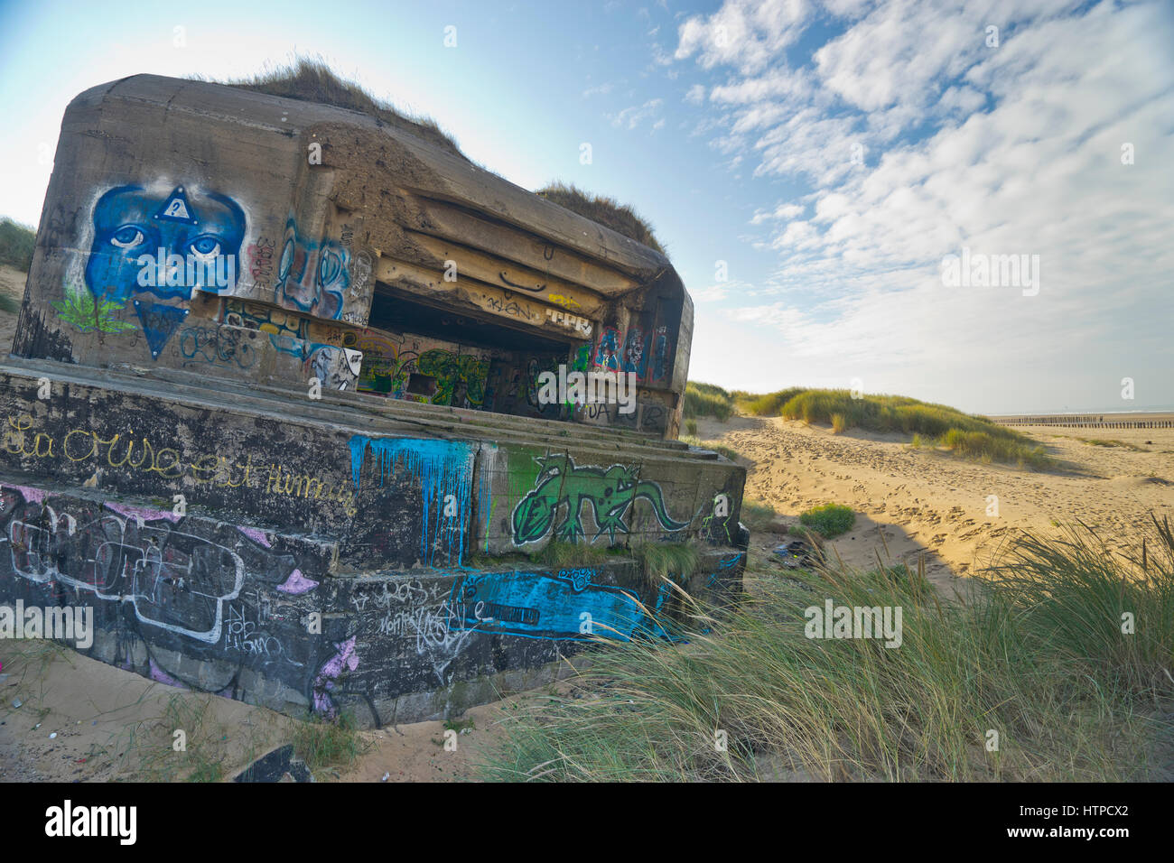 alt und zerstörten Atlantikwall Bunker sind heute mit bunten Graffiti verziert Stockfoto