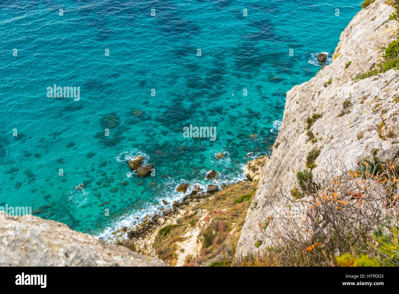 Felsige Küste auf der Insel Sardinien in der Nähe von Cagliari, Italien. Ansicht von oben Stockfoto