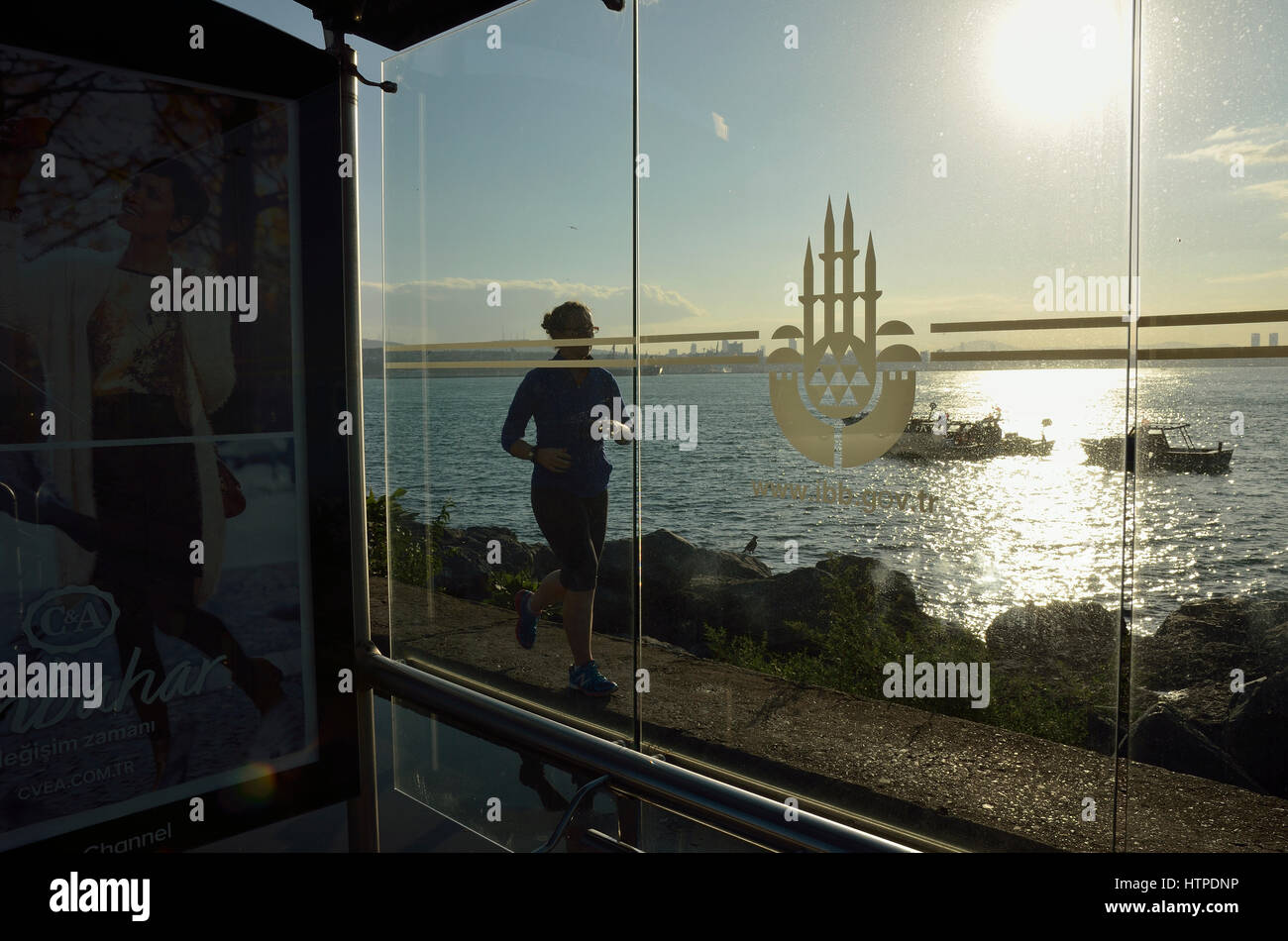 Frau, die am Meer im Stadtteil Fatih in Istanbul läuft Stockfoto