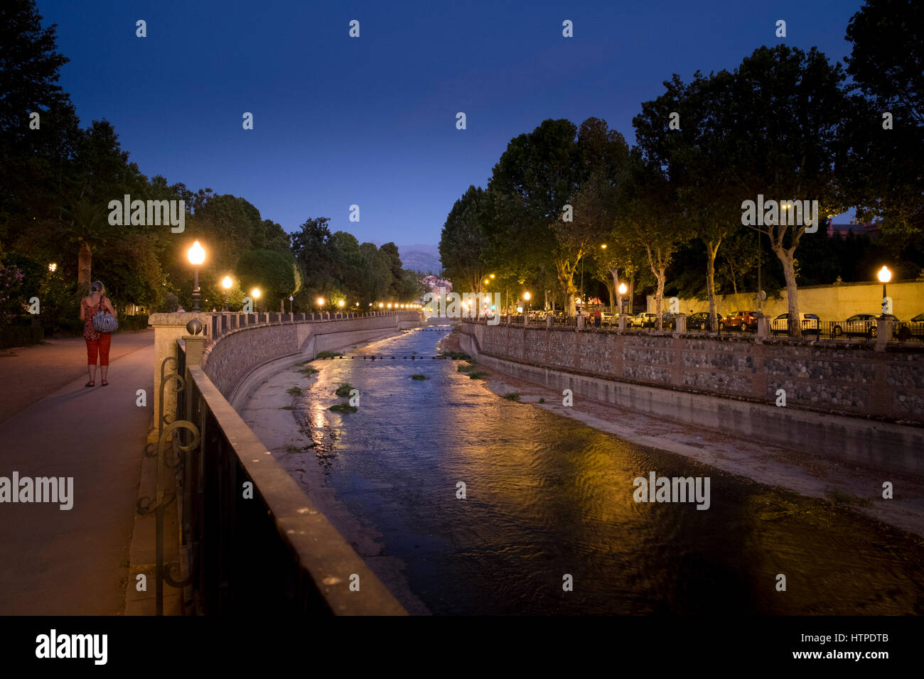 Granada Spanien Fluss Genil nachts Mäandern durch Plaza de Humillaredo Stockfoto