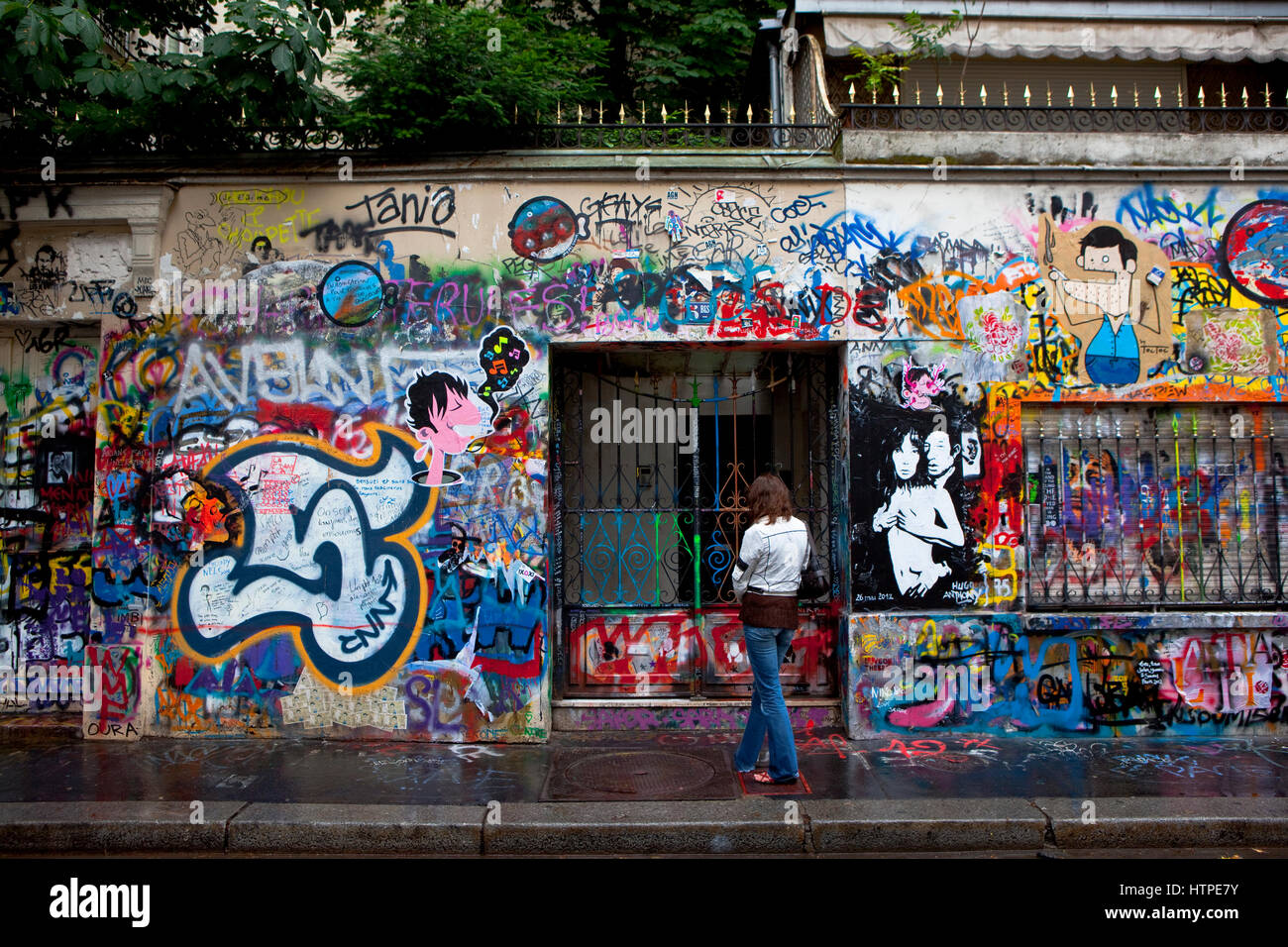 Eine Frau hält vor dem Haus von Serge Gainsbourg, 5 Bis Rue de Verneuil, 75006 Paris, Frankreich.  La Maison de Serge Gainsbourg. Stockfoto