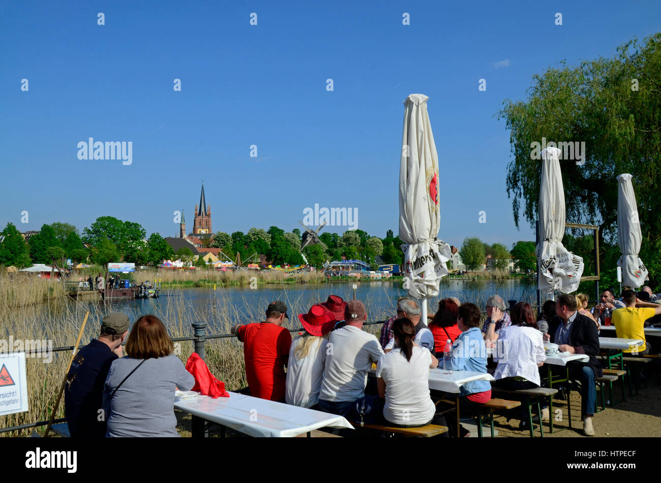 Menschen, die draußen sitzen auf traditionelle Festival "Baumblütenfest", Werder (Havel), Brandenburg, Deutschland, Europa Stockfoto
