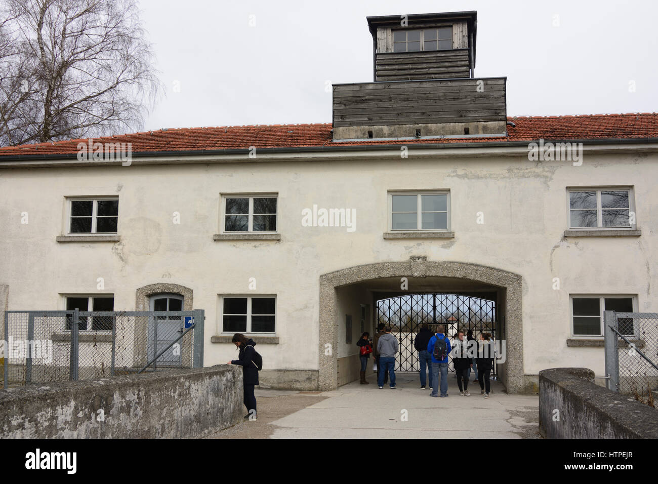 Dachau, KZ: Jourhaus (SS Büros) mit Main camp Tor, Oberbayern, Oberbayern, Bayern, Bayern, Deutschland Stockfoto