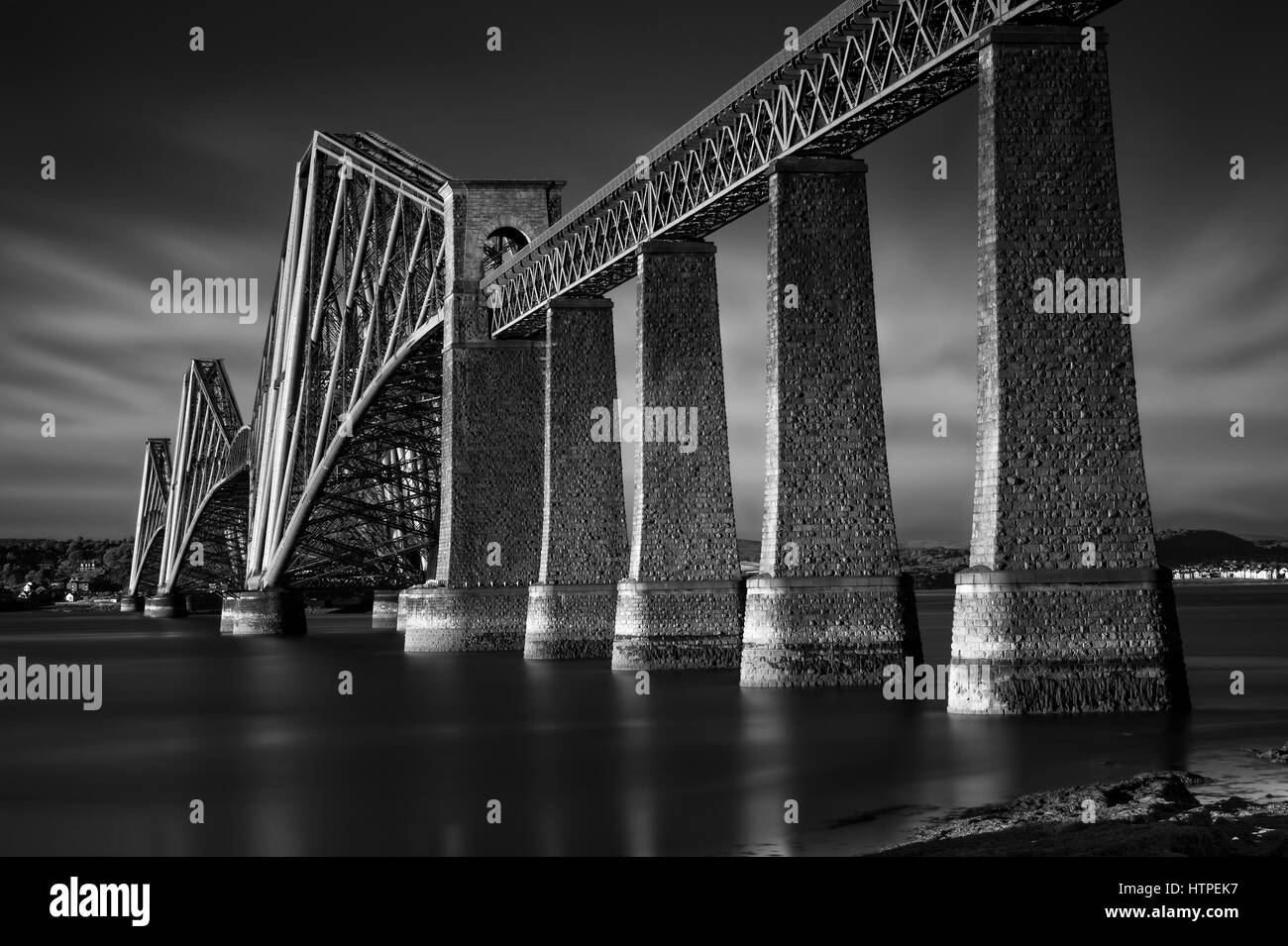 Schwarzen & weißen Bild des Firth of Forth Rail Bridge in South Queensferry, Edinburgh, Schottland Stockfoto