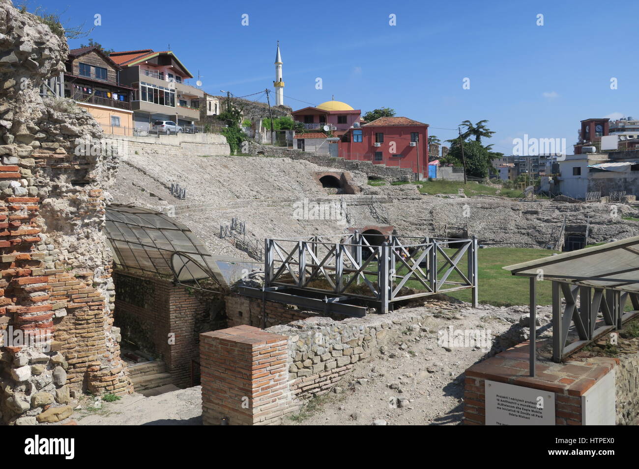 Amphitheater durres Durres ist im Zentrum der Stadt und ist nur halb ausgegraben. Es war zu Beginn des 2. Jahrhunderts gebaut, für Performances. Stockfoto