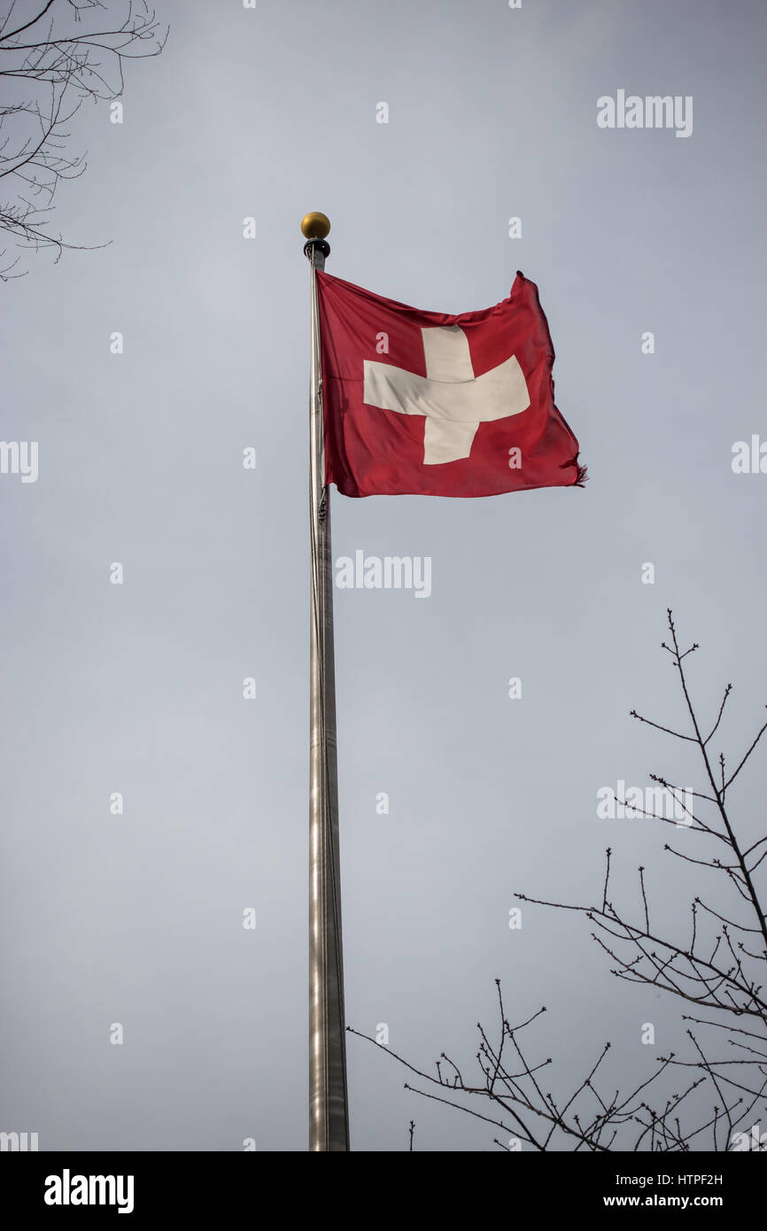 Flagge der Schweiz. Schweizer Flagge ist quadratisch, eine von nur zwei solche zwischen souveränen Staaten.  Fliegen über schweizerische Botschaft, Washington, DC. Stockfoto