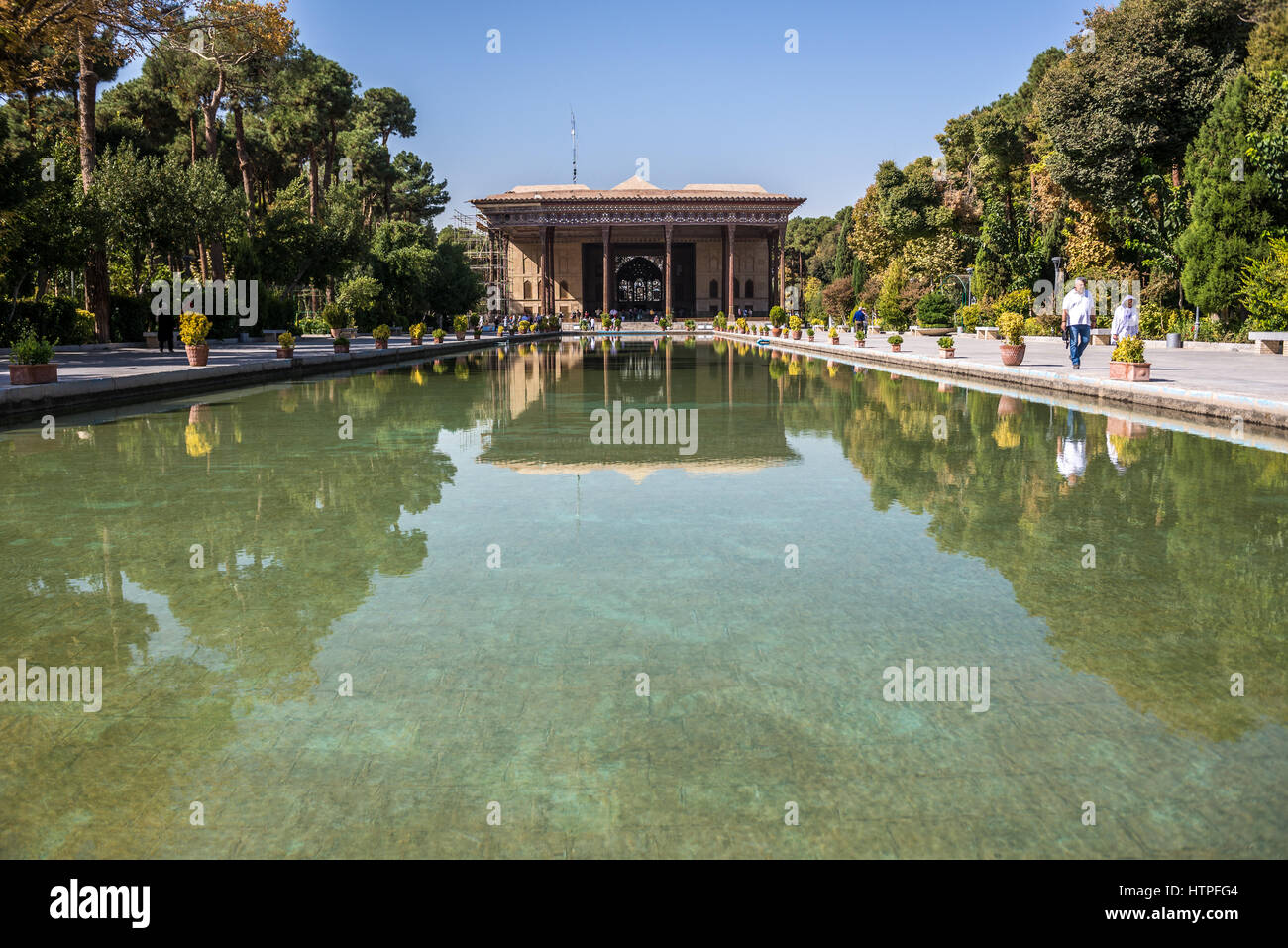 Der Palast von vierzig Säulen (Chehel Sotoun) und Wasserbecken in Isfahan, Hauptstadt der Provinz Isfahan im Iran Stockfoto