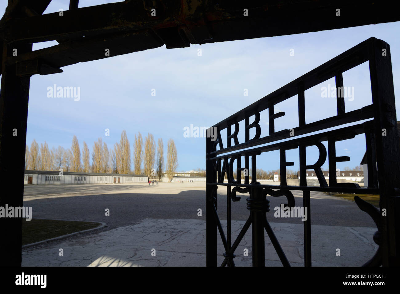 Dachau, KZ: camp Haupttor, Zeichen-Motto "Arbeit Macht Frei" ("Arbeit wird euch frei machen."), Häftling-Kaserne, Oberbayern, Oberbayern Stockfoto