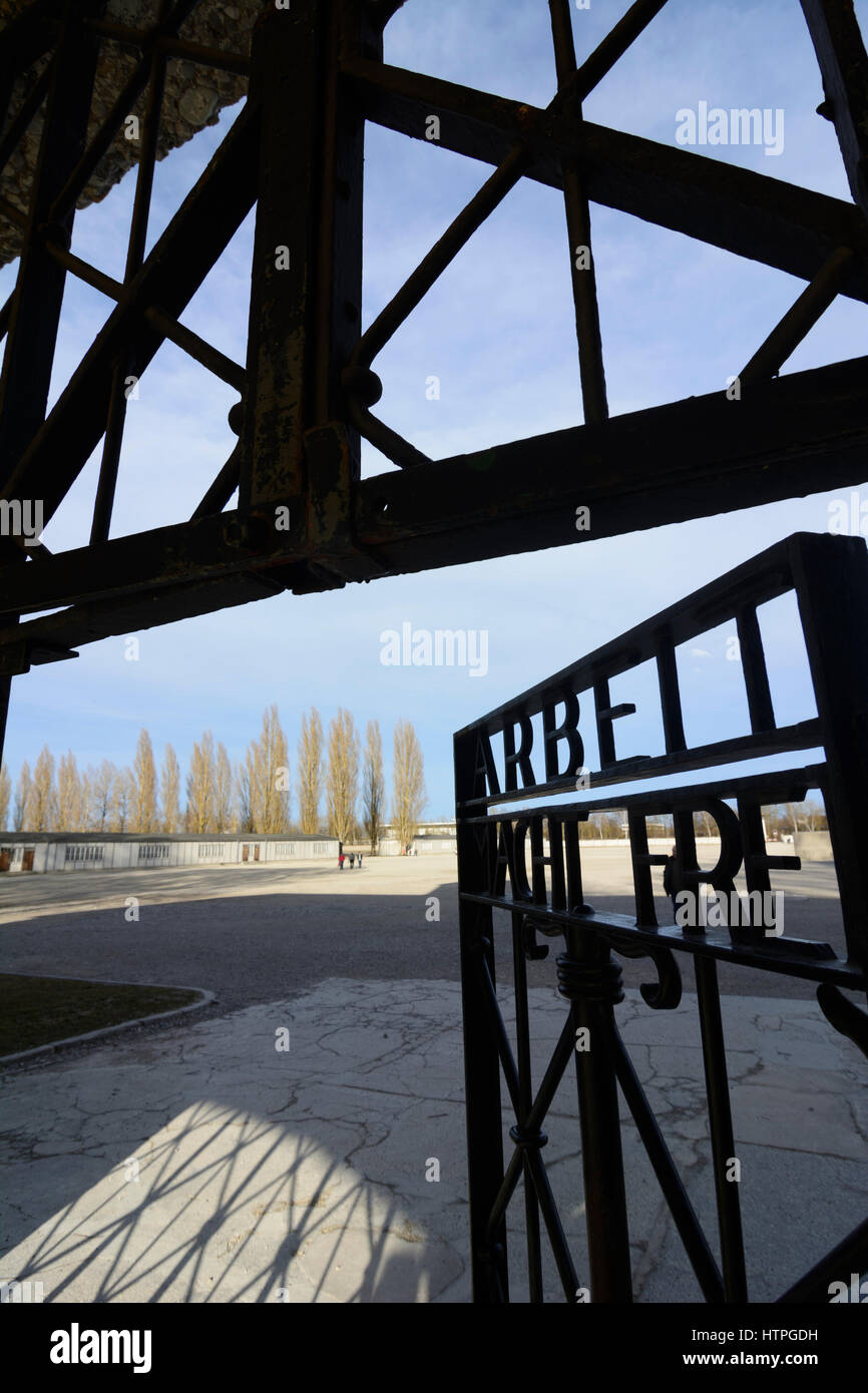 Dachau, KZ: camp Haupttor, Zeichen-Motto "Arbeit Macht Frei" ("Arbeit wird euch frei machen."), Häftling-Kaserne, Oberbayern, Oberbayern Stockfoto