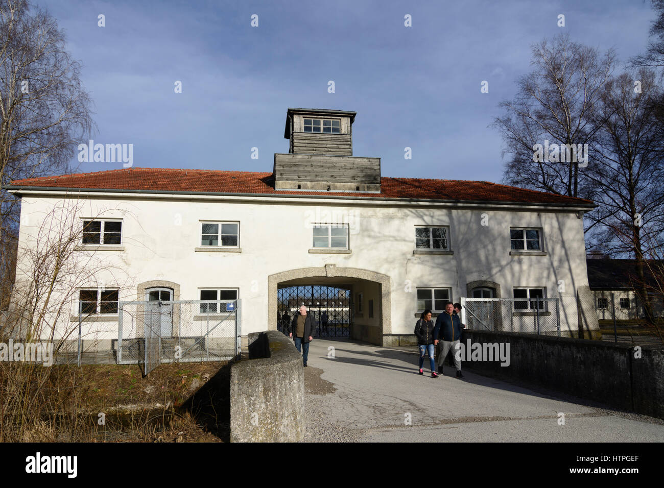 Dachau, KZ: Jourhaus (SS Büros) mit Main camp Tor, Oberbayern, Oberbayern, Bayern, Bayern, Deutschland Stockfoto