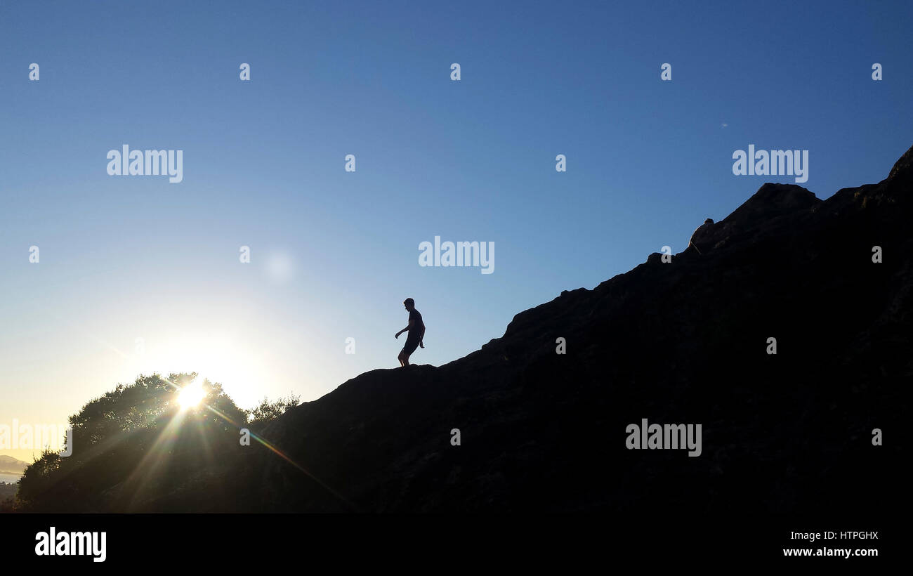 Ein Wanderer auf den Hügeln oberhalb von San Francisco Bay in Berkeley, Kalifornien. Stockfoto