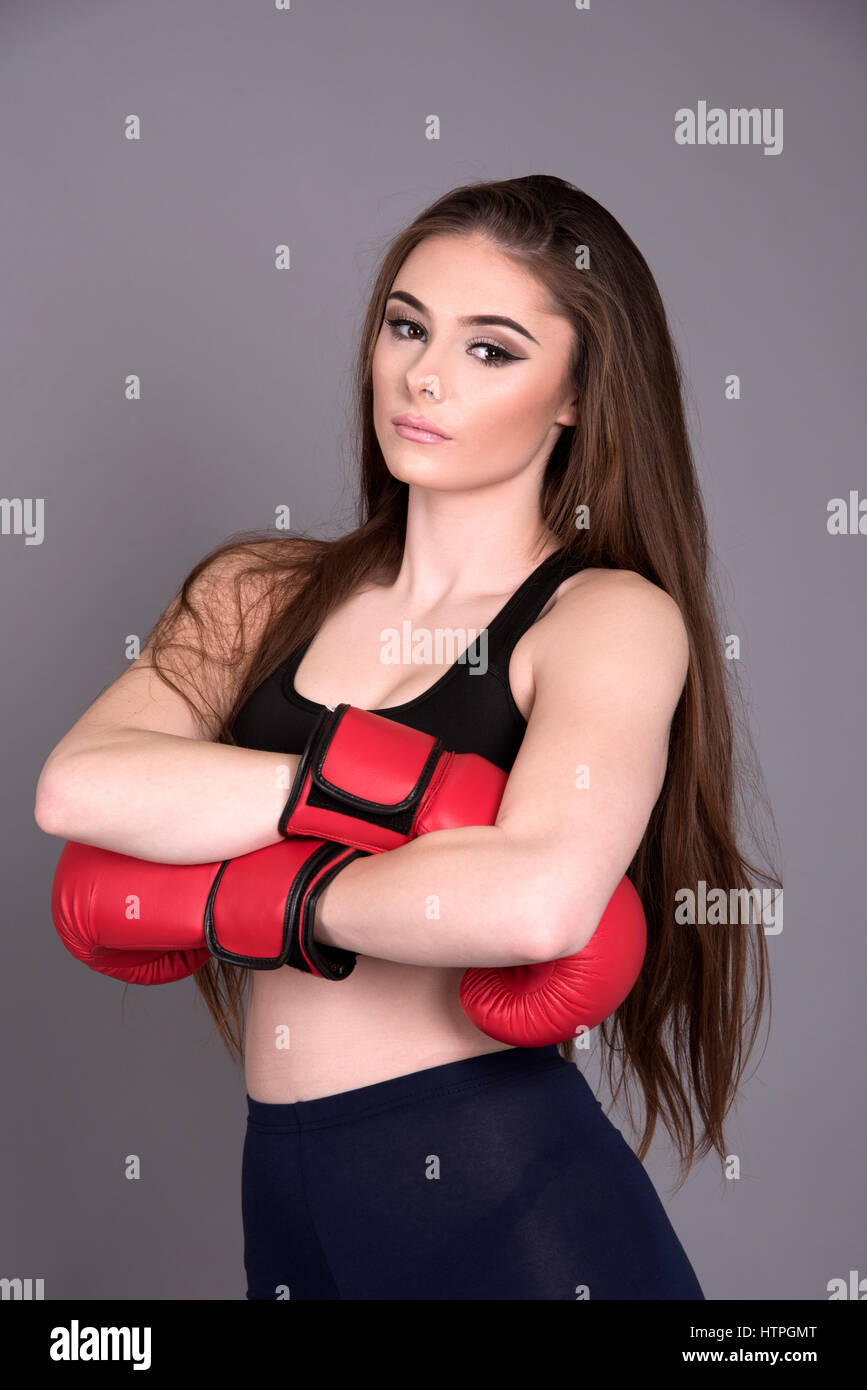 Porträt einer jungen Frau Boxer tragen rote Boxhandschuhe Stockfoto