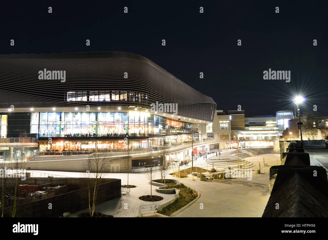 Die neue Nebenstelle Westquay Shopping Centre in Southampton (UK) in der Nacht, die ein Nachtleben Hub mit vielen Restaurants, Bars und ein Kino 2017 Stockfoto