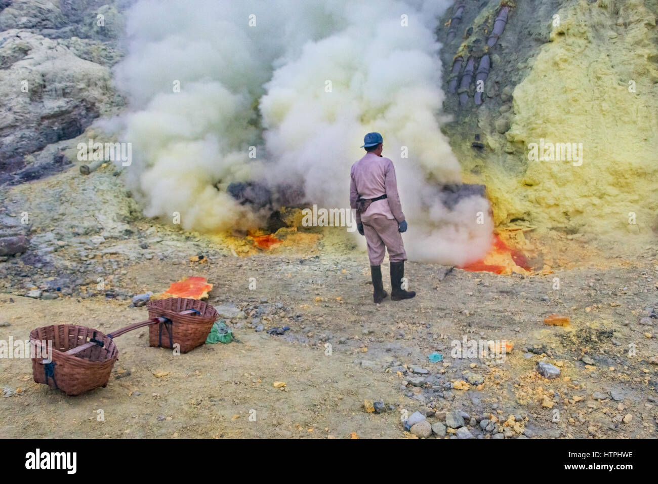 Schwefel-Bergmann steht vor Tagebau-Schwefel mine am Boden des Kraters des Vulkans Ijen in Indonesien Stockfoto