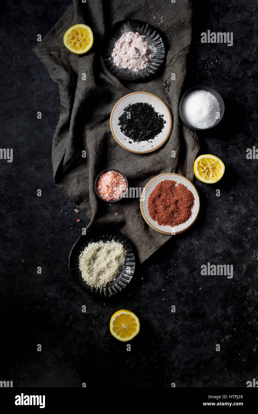 Verschiedene Salze mit Zitrone Stockfoto