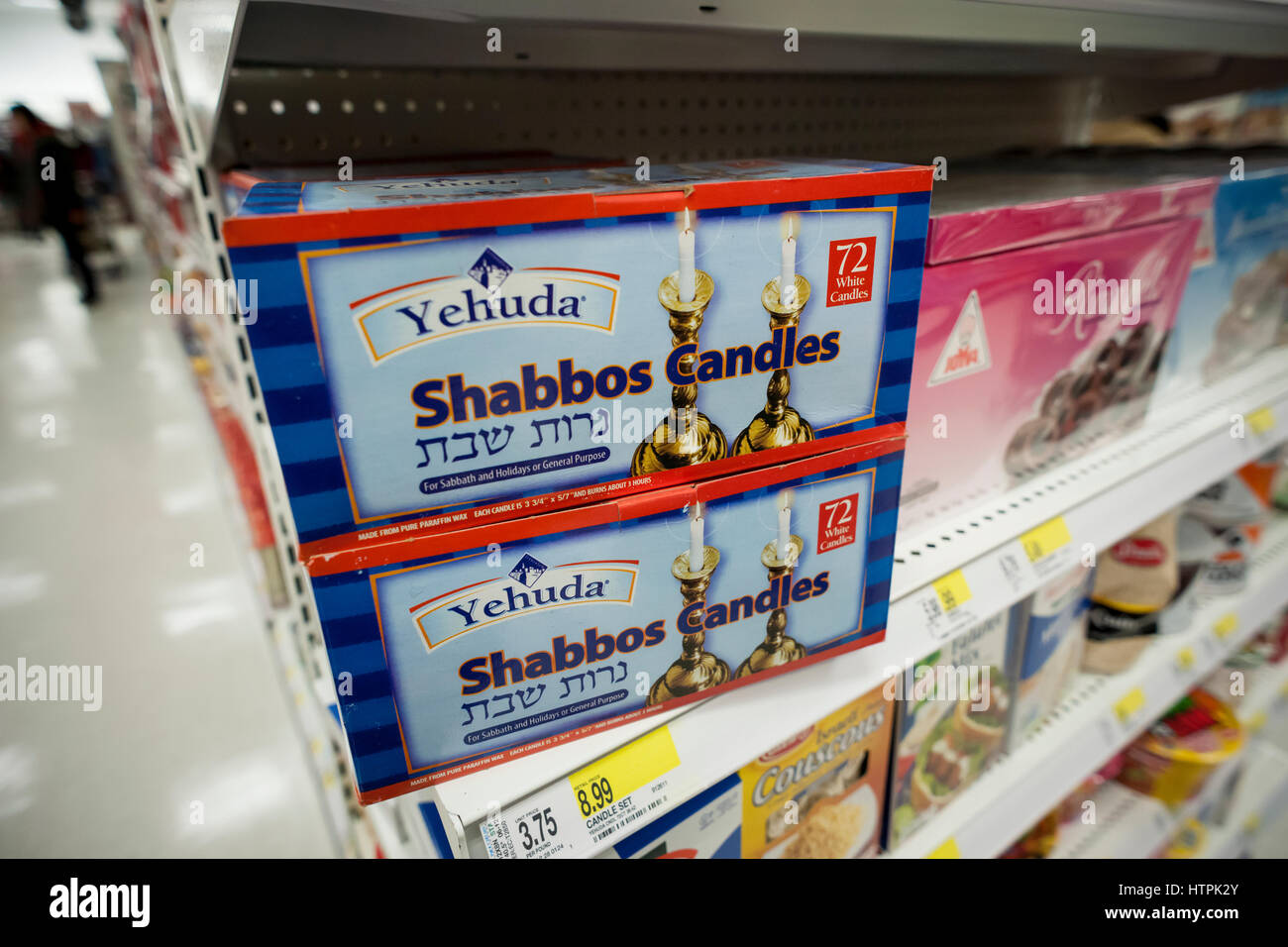 Yehuda Marke Schabbat-Kerzen in der Kosher Food-Abteilung eines Supermarktes in New York am Samstag, 4. März 2017. (© Richard B. Levine) Stockfoto Yehuda Marke Schabbat-Kerzen in der Kosher Food-Abteilung eines Supermarktes in New York am Samstag, 4. März 2017. (© Richard B. Levine) Stockfoto