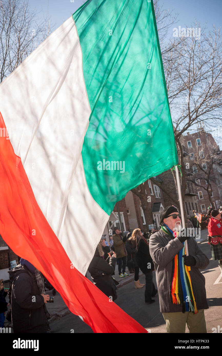 Teilnehmer und Zuschauer bei den Sunnyside, Queens St. Patrick's Parade am 5. März 2017. Angekündigt als "St. Pats For All" die festliche Veranstaltung als Alternative zur New York Parade gestartet und Organisatoren haben uns bemüht, machen die Parade inklusive so dass schwule und Lesben zu marschieren, die von der New York Parade verboten wurden. (© Richard B. Levine) Stockfoto