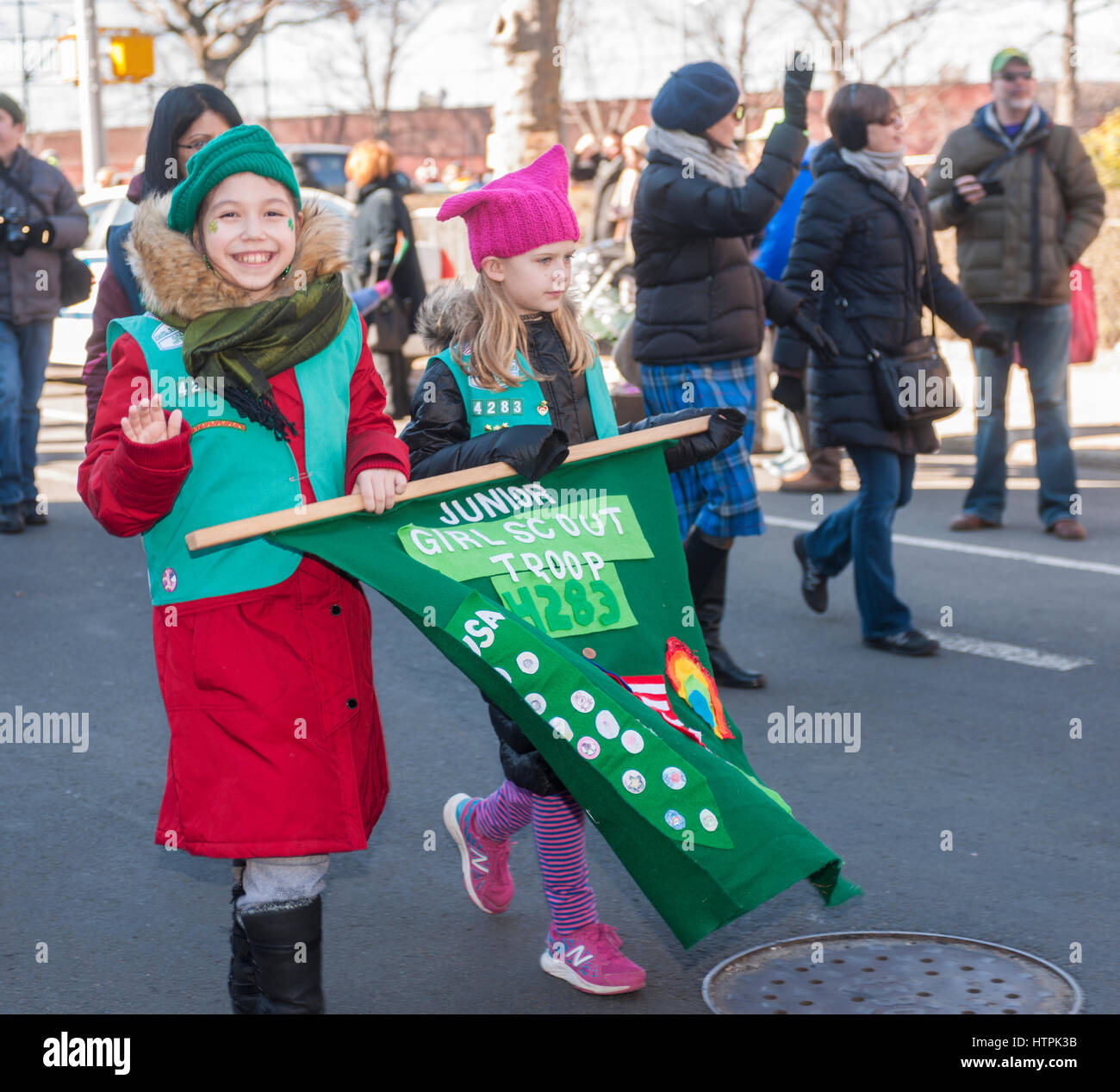 Lokalen Pfadfinderin Truppen marschieren in Sunnyside, Queens St. Patrick's Parade am 5. März 2017. Angekündigt als "St. Pats For All" die festliche Veranstaltung als Alternative zur New York Parade gestartet und Organisatoren haben uns bemüht, machen die Parade inklusive so dass schwule und Lesben zu marschieren, die von der New York Parade verboten wurden. (© Richard B. Levine) Stockfoto