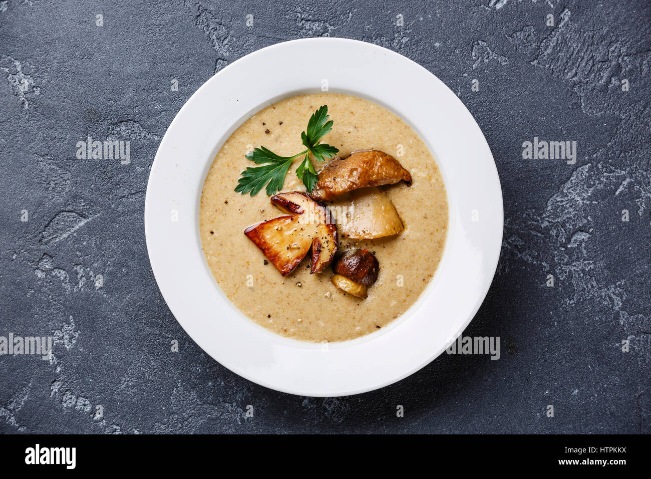 Cremesuppe mit Steinpilzen Pilz Portionsgröße auf dunklen Stein Hintergrund Stockfoto